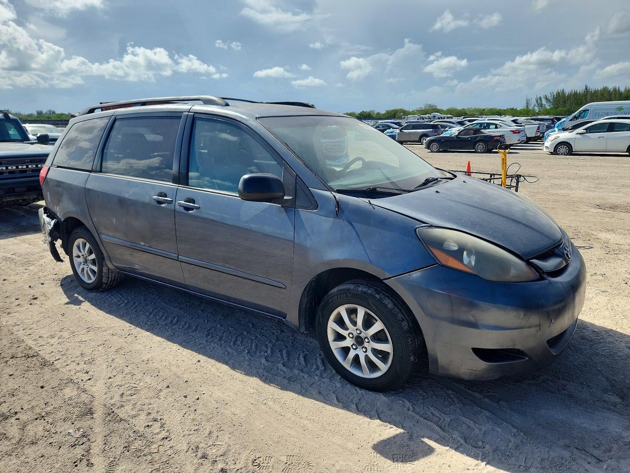2010 Toyota Sienna Le 8-passenger Silver vin: 5TDKK4CC6AS296284