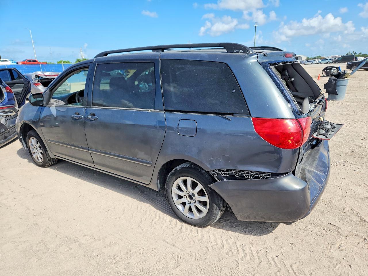 2010 Toyota Sienna Le 8-passenger Silver vin: 5TDKK4CC6AS296284