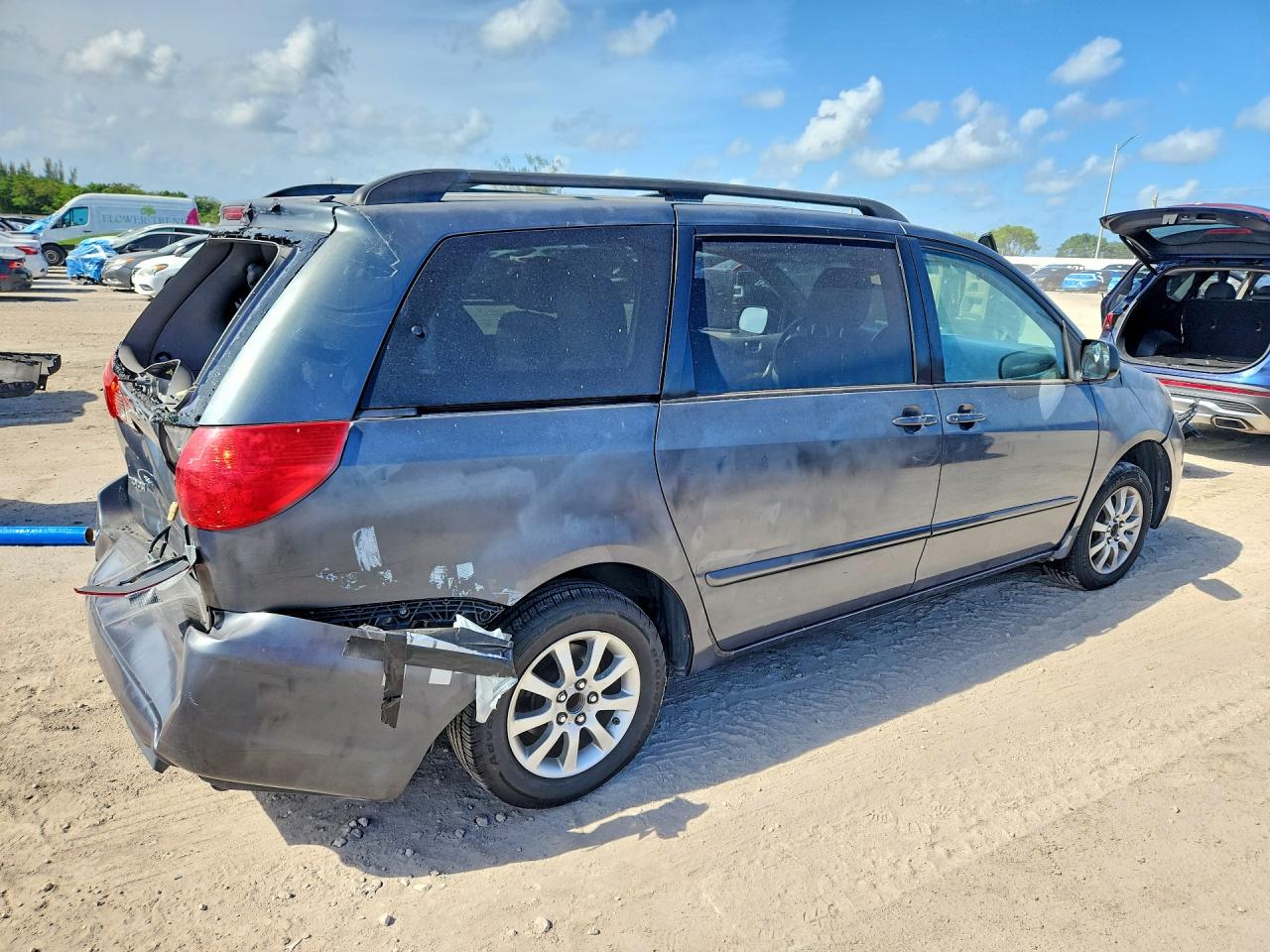 2010 Toyota Sienna Le 8-passenger Silver vin: 5TDKK4CC6AS296284