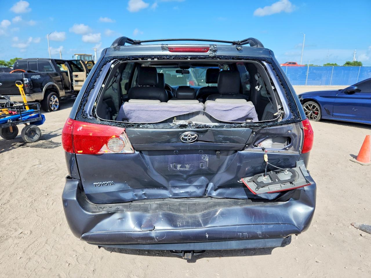2010 Toyota Sienna Le 8-passenger Silver vin: 5TDKK4CC6AS296284