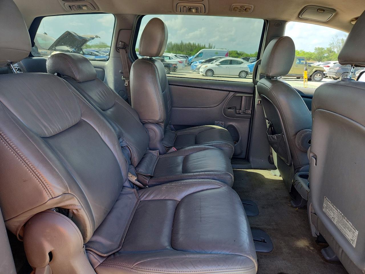 2010 Toyota Sienna Le 8-passenger Silver vin: 5TDKK4CC6AS296284