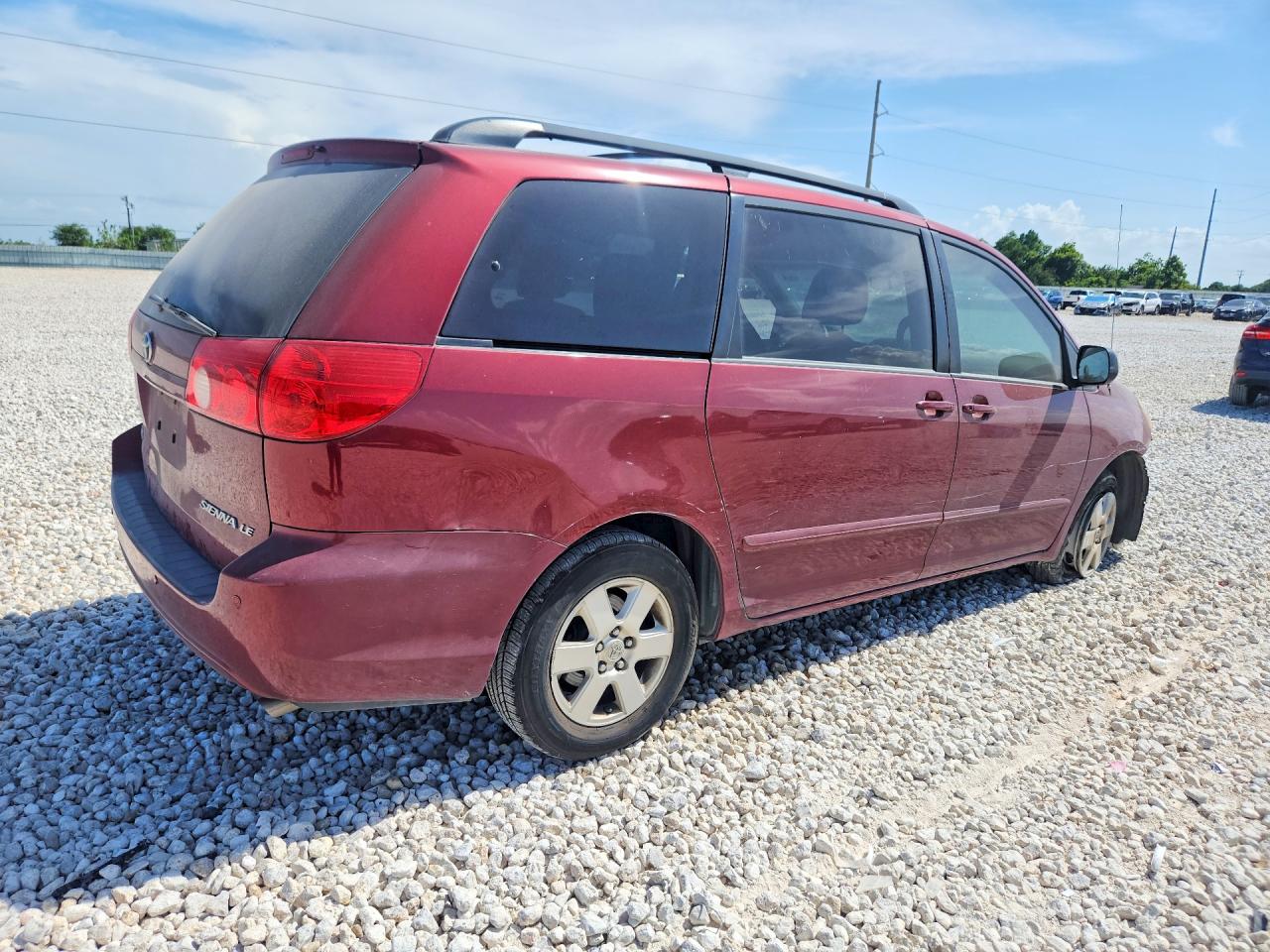 2010 Toyota Sienna Le 7-passenger Red vin: 5TDKK4CC6AS306991