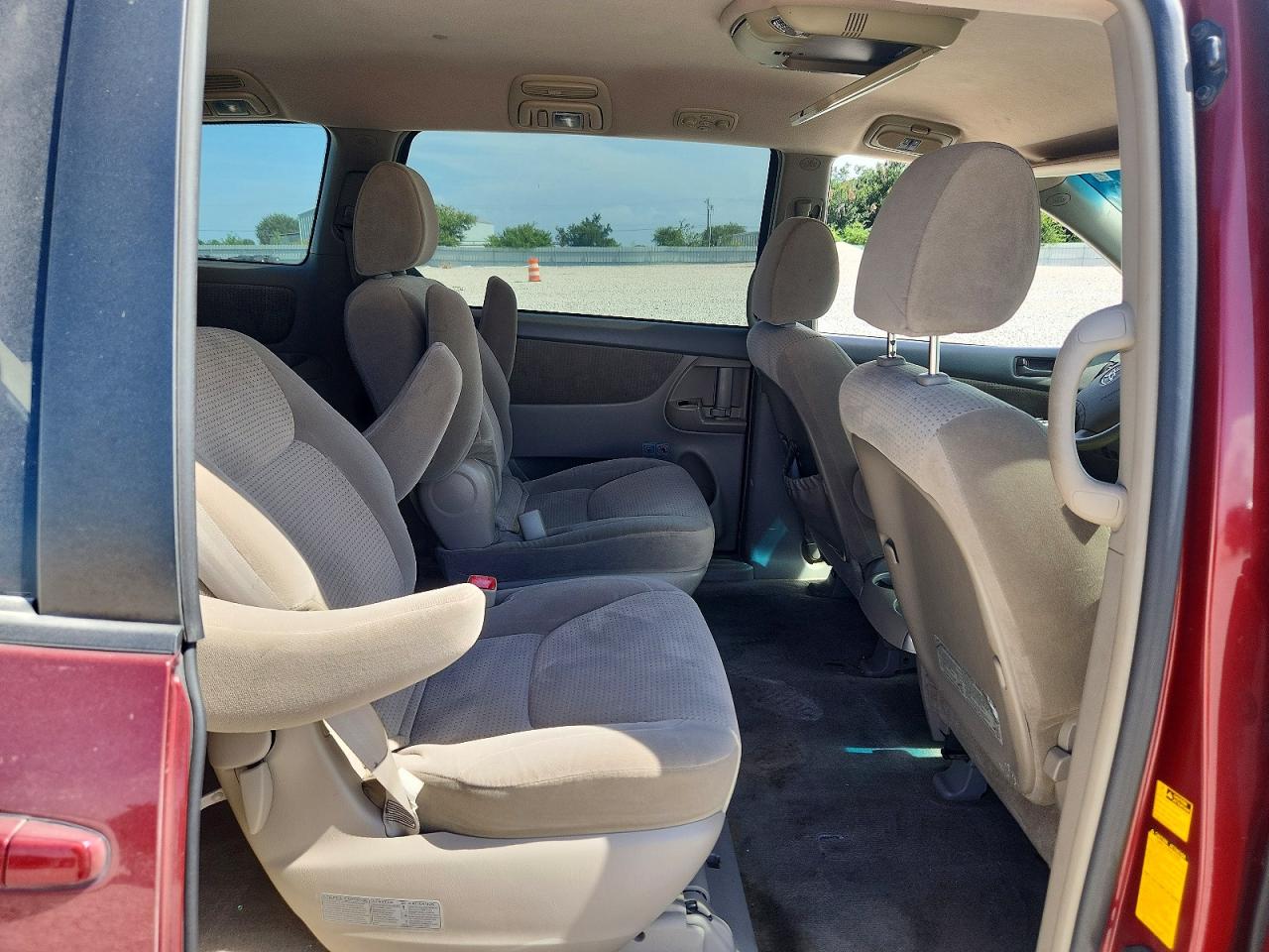 2010 Toyota Sienna Le 7-passenger Red vin: 5TDKK4CC6AS306991