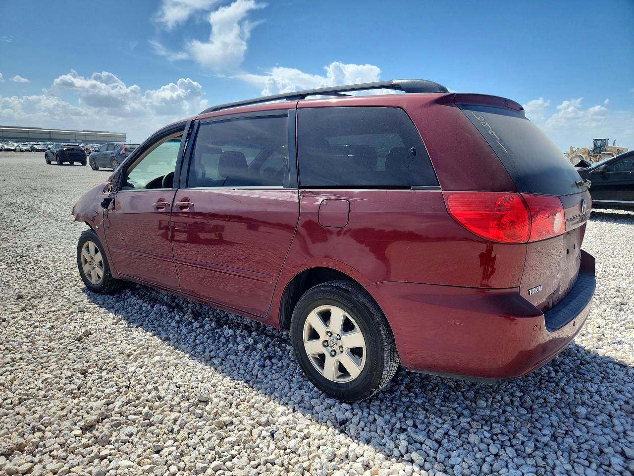 2010 Toyota Sienna Le 7-passenger Red vin: 5TDKK4CC6AS306991