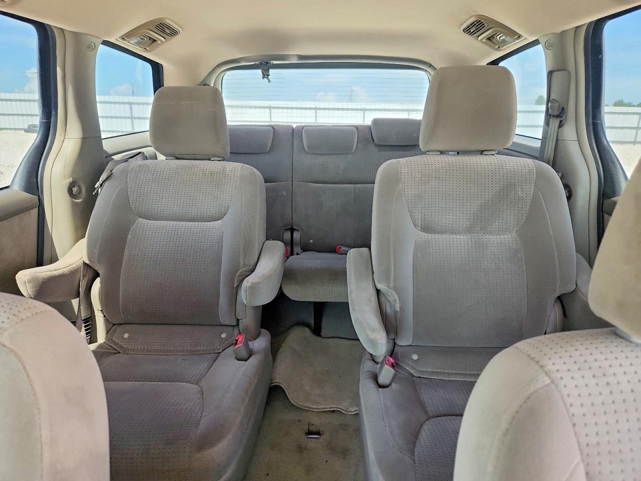 2010 Toyota Sienna Le 7-passenger Red vin: 5TDKK4CC6AS306991