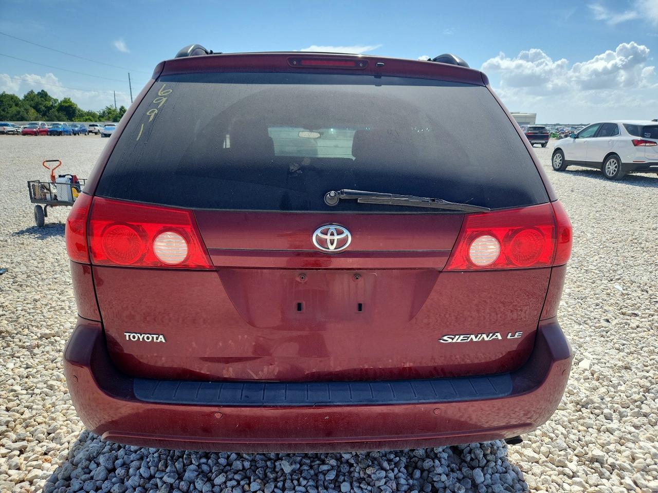 2010 Toyota Sienna Le 7-passenger Red vin: 5TDKK4CC6AS306991