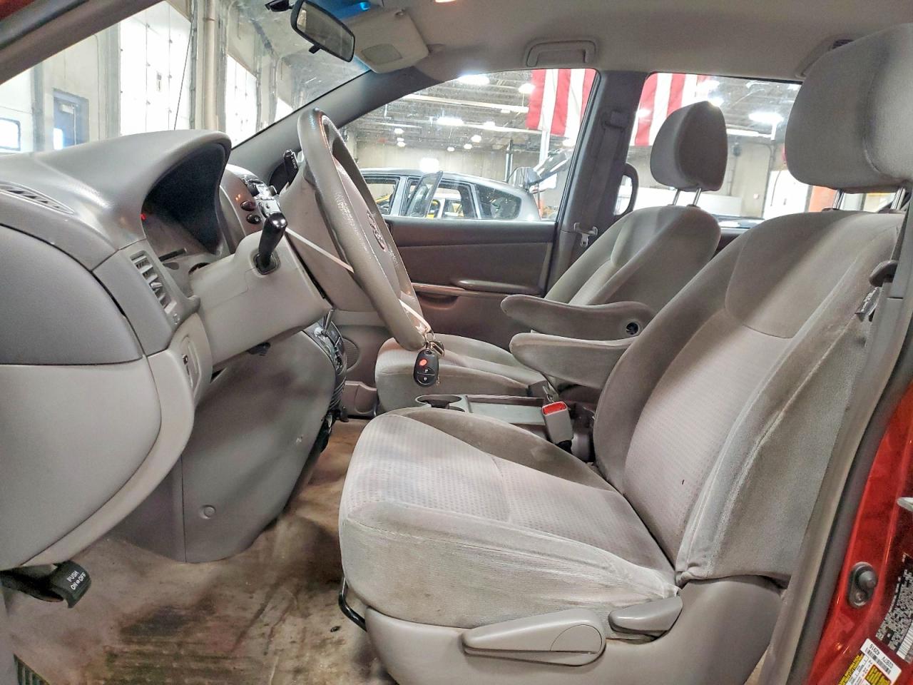2010 Toyota Sienna Ce 7-passenger Red vin: 5TDKK4CC6AS314248