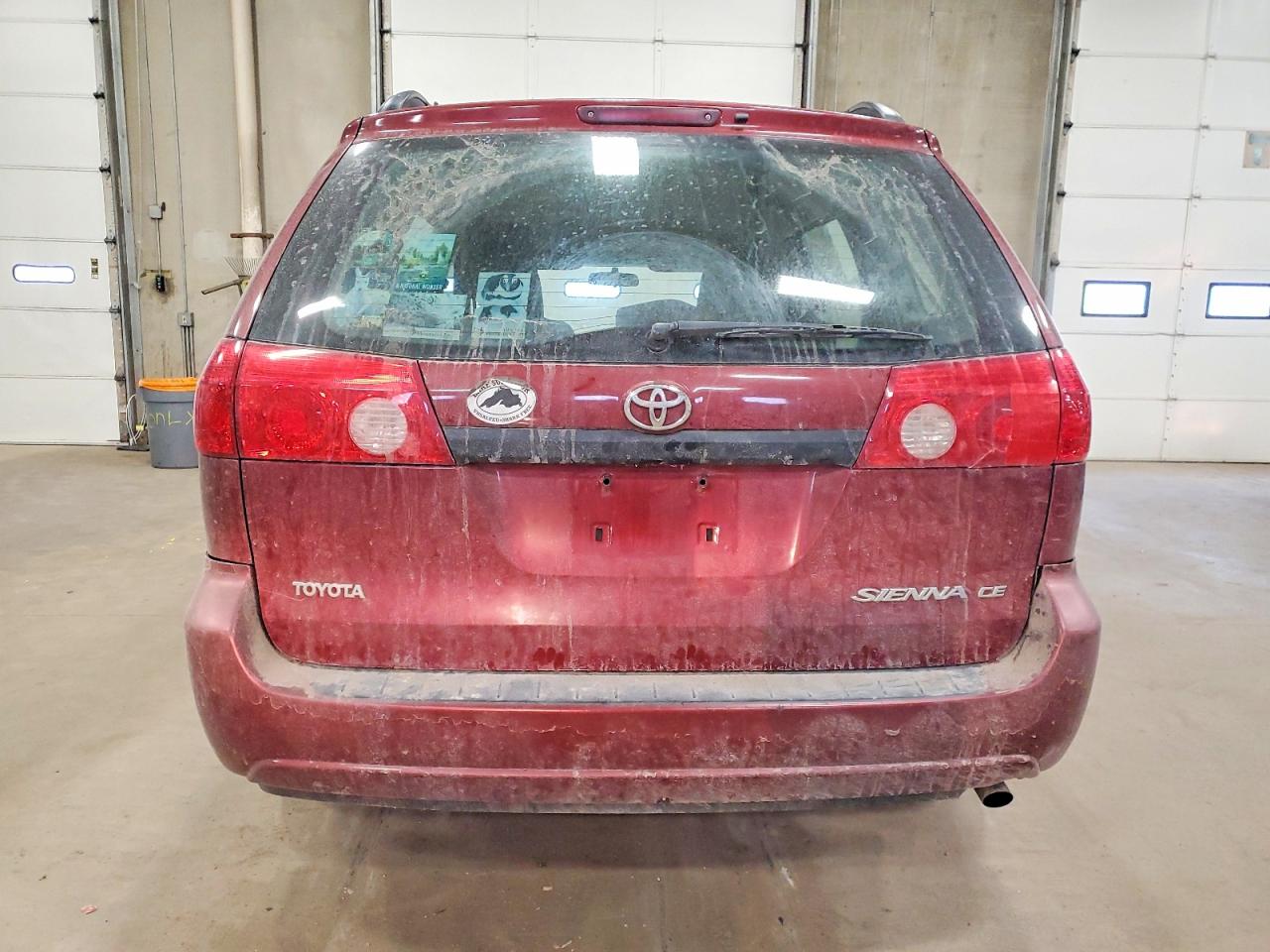 2010 Toyota Sienna Ce 7-passenger Red vin: 5TDKK4CC6AS314248