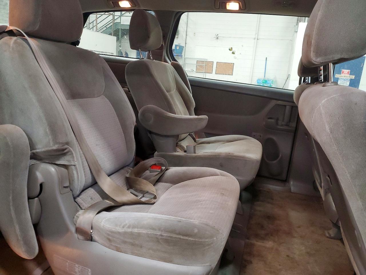 2010 Toyota Sienna Ce 7-passenger Red vin: 5TDKK4CC6AS314248