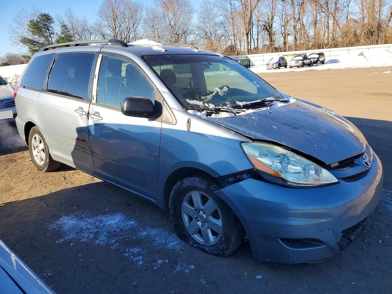 2010 Toyota Sienna Le 7-passenger Blue vin: 5TDKK4CC6AS325511