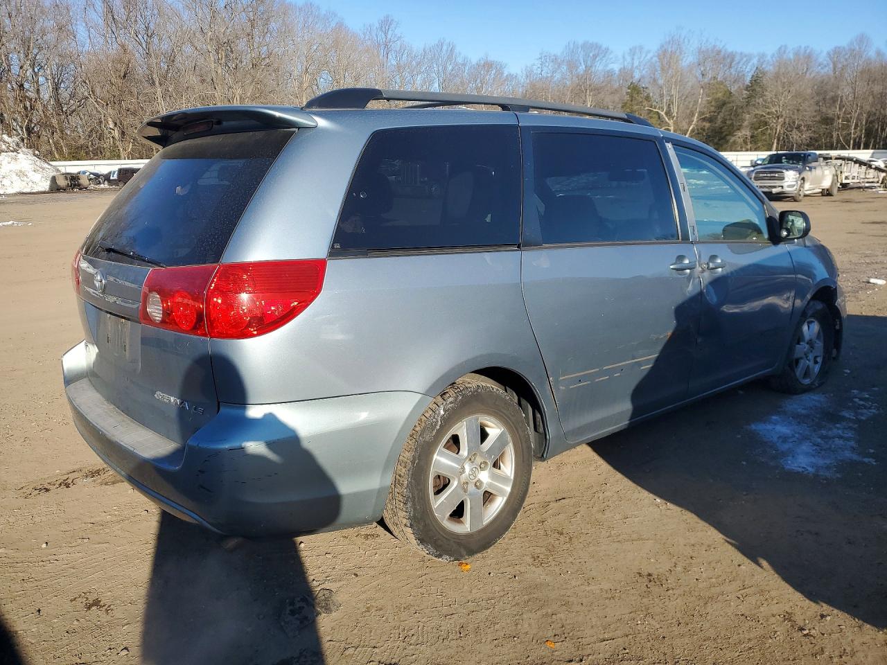 2010 Toyota Sienna Le 7-passenger Blue vin: 5TDKK4CC6AS325511