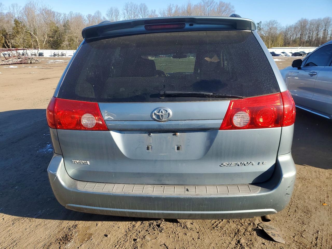 2010 Toyota Sienna Le 7-passenger Blue vin: 5TDKK4CC6AS325511