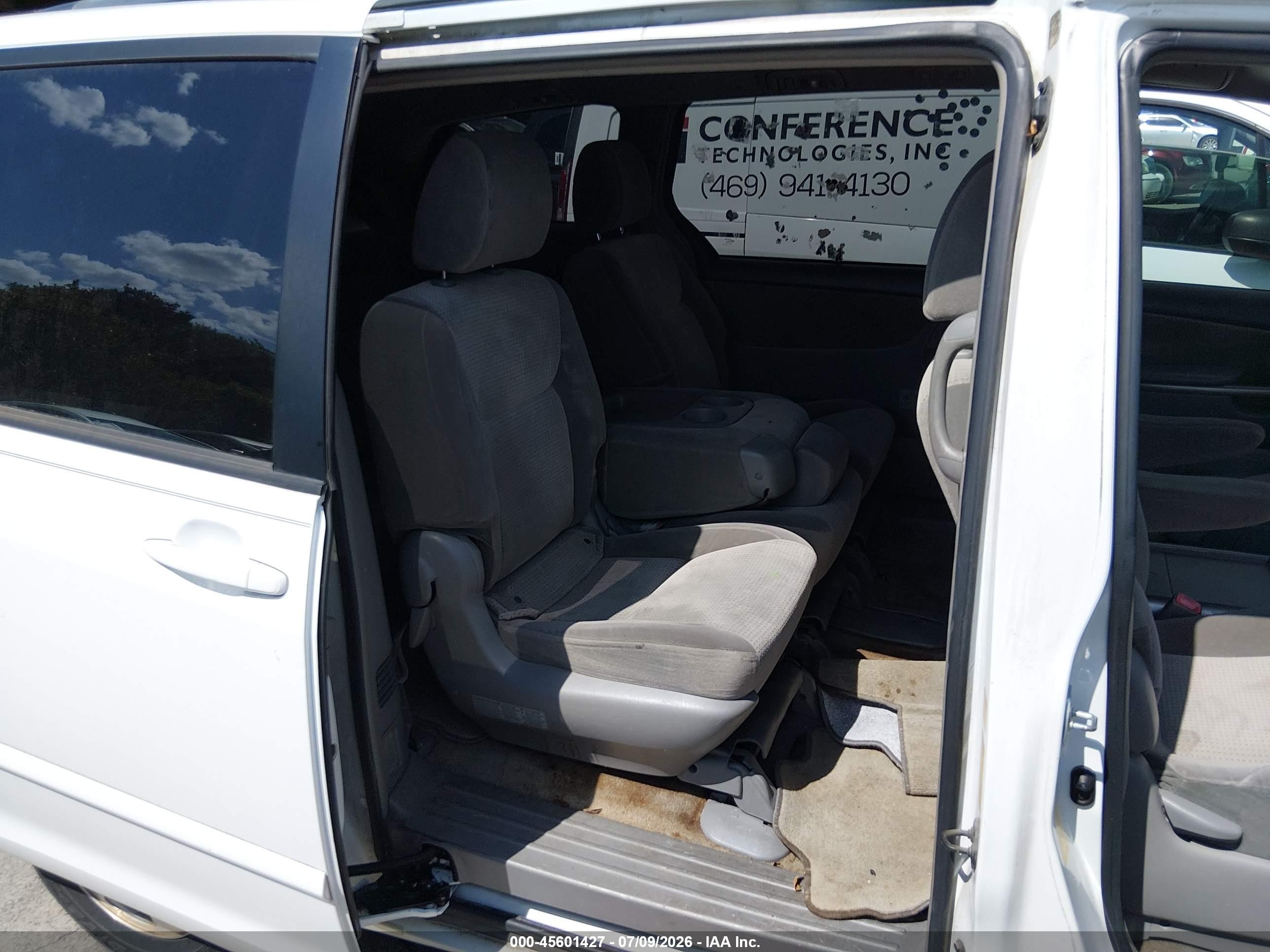 2010 Toyota Sienna Le Белый vin: 5TDKK4CC6AS330305