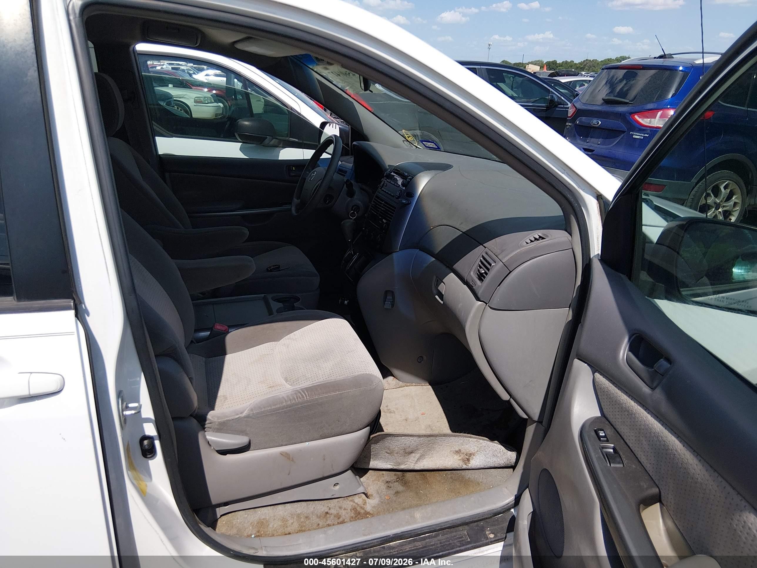 2010 Toyota Sienna Le Белый vin: 5TDKK4CC6AS330305