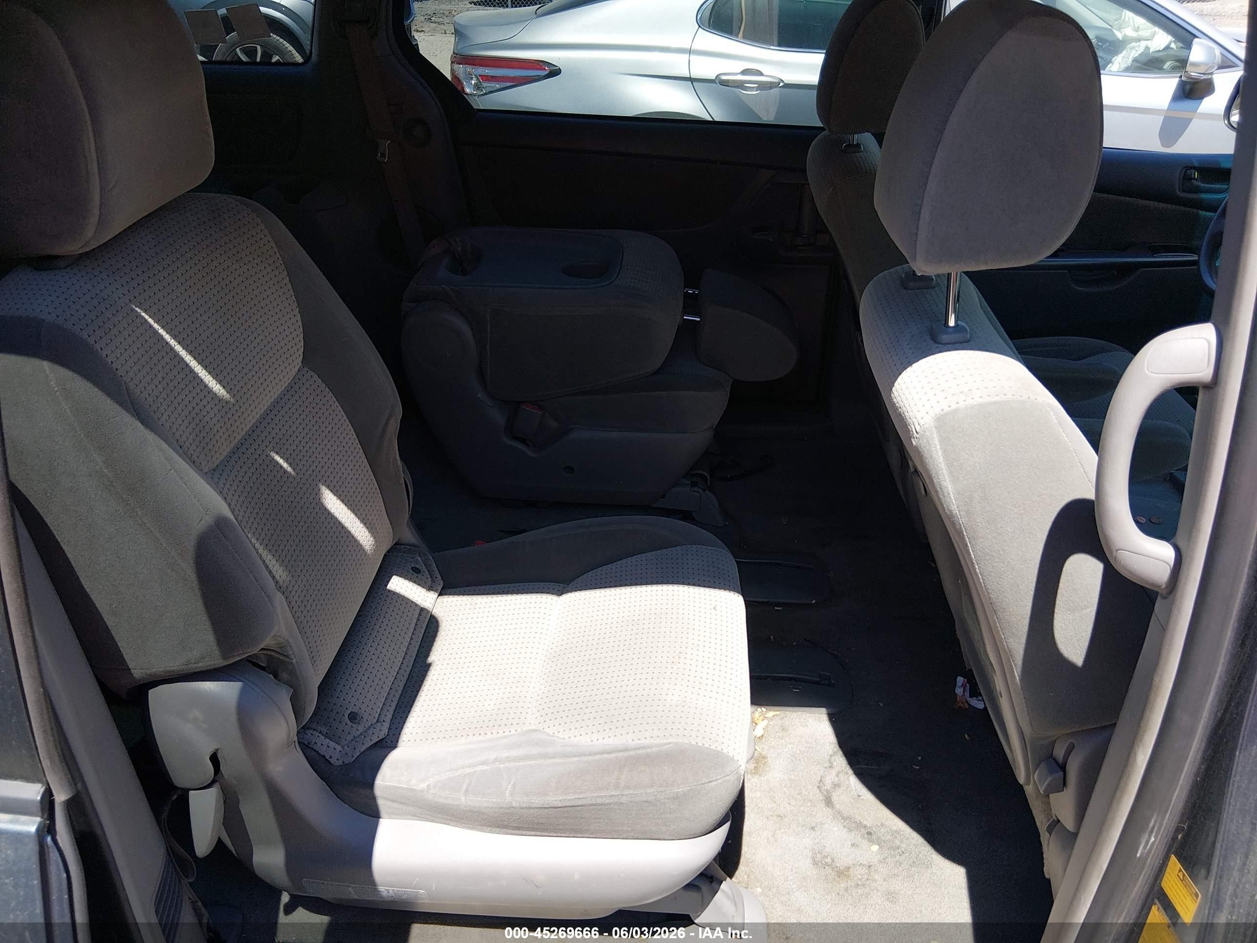 2010 Toyota Sienna Le Blue vin: 5TDKK4CC6AS333544