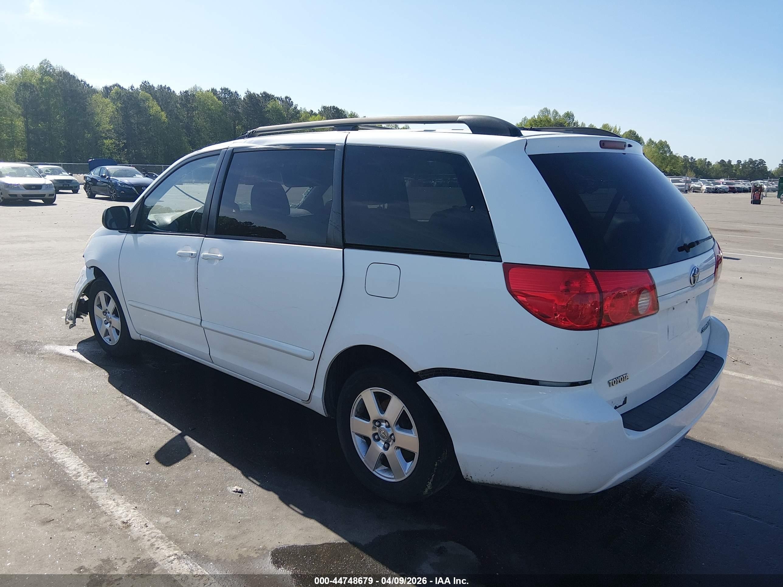 2010 Toyota Sienna Le White vin: 5TDKK4CC6AS335343