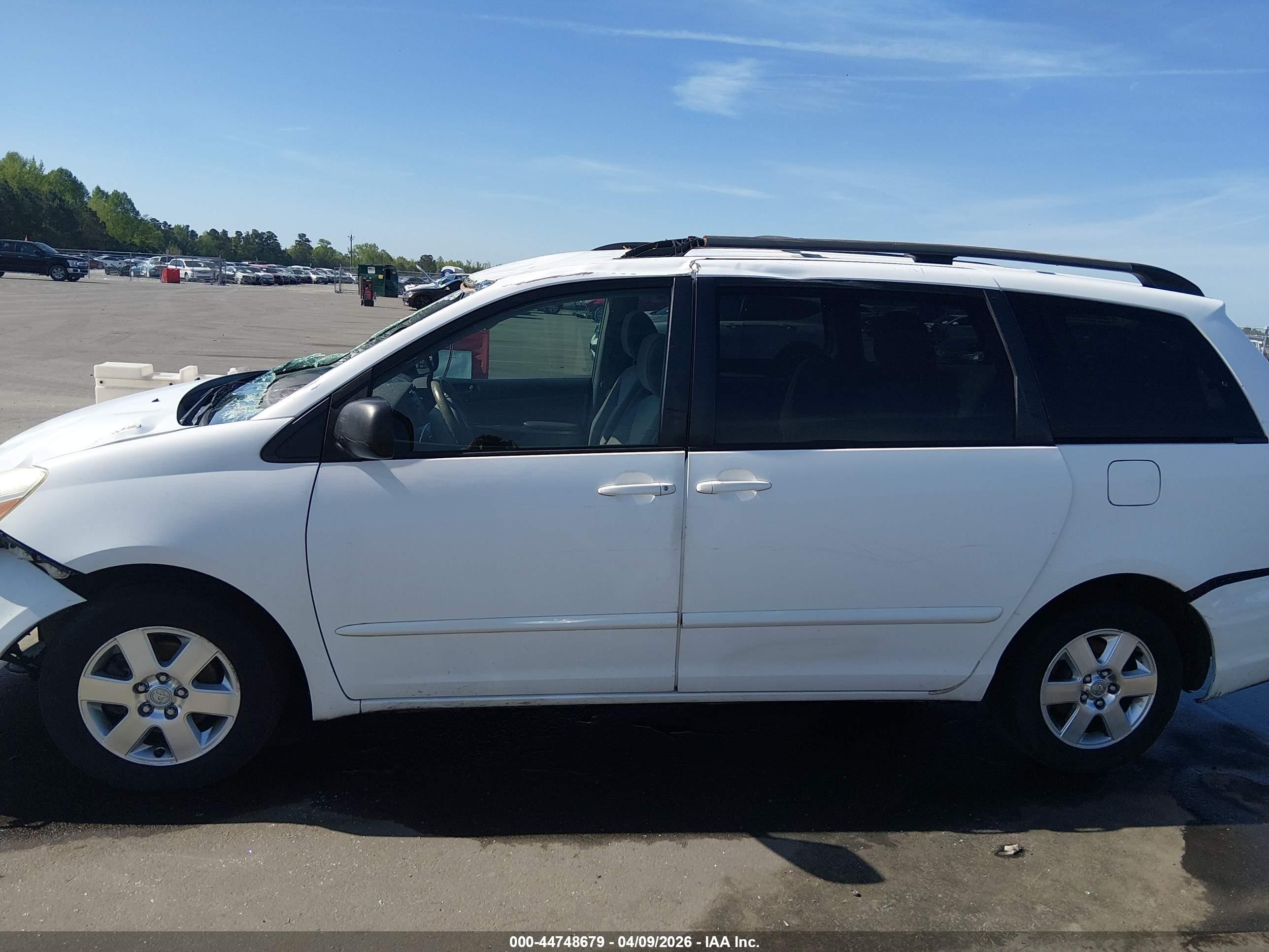 2010 Toyota Sienna Le White vin: 5TDKK4CC6AS335343