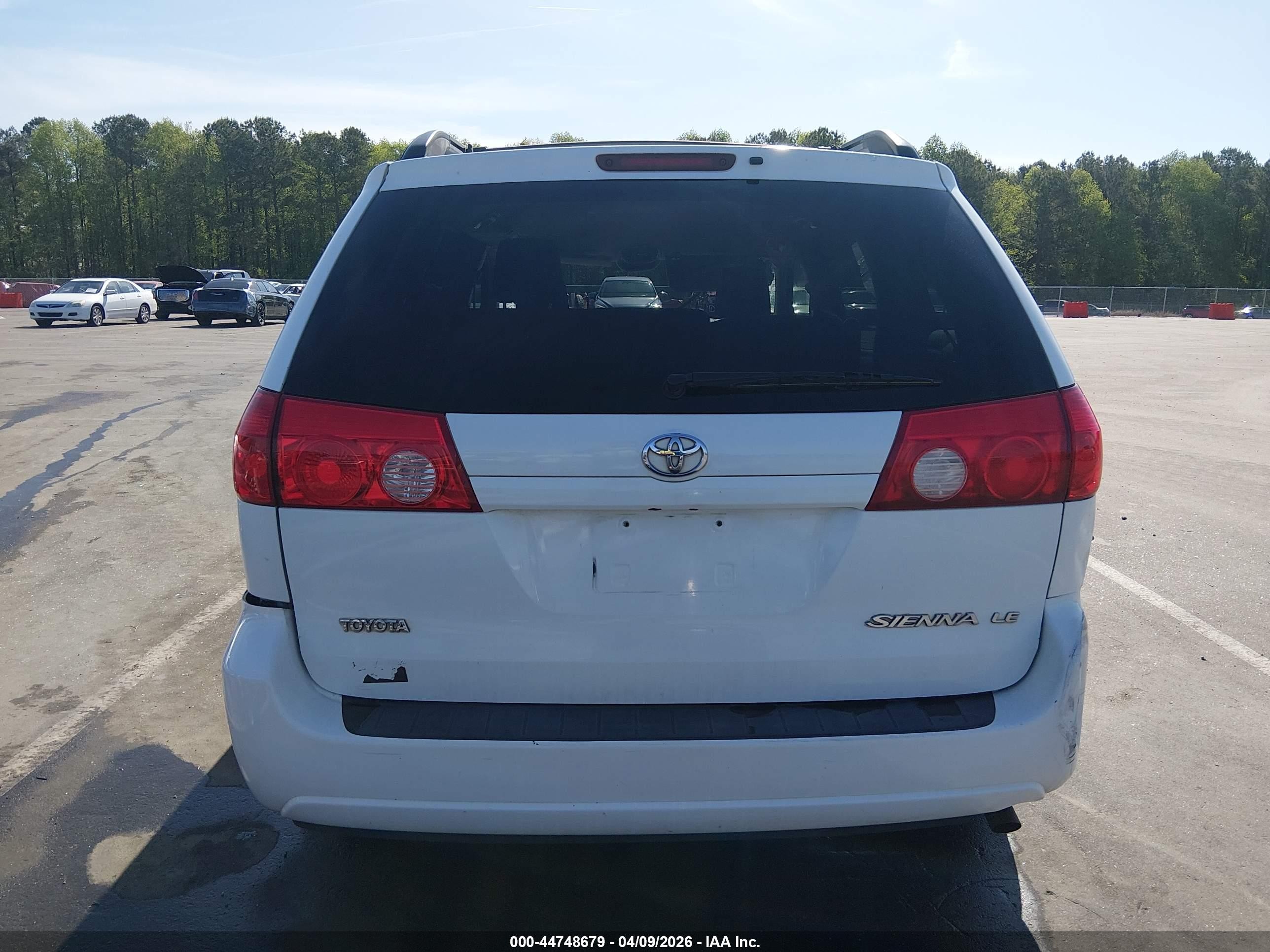 2010 Toyota Sienna Le White vin: 5TDKK4CC6AS335343