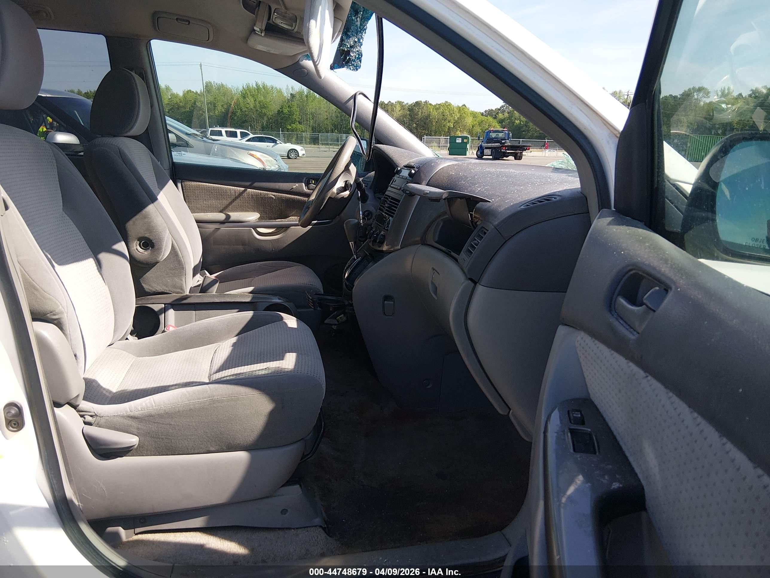 2010 Toyota Sienna Le White vin: 5TDKK4CC6AS335343