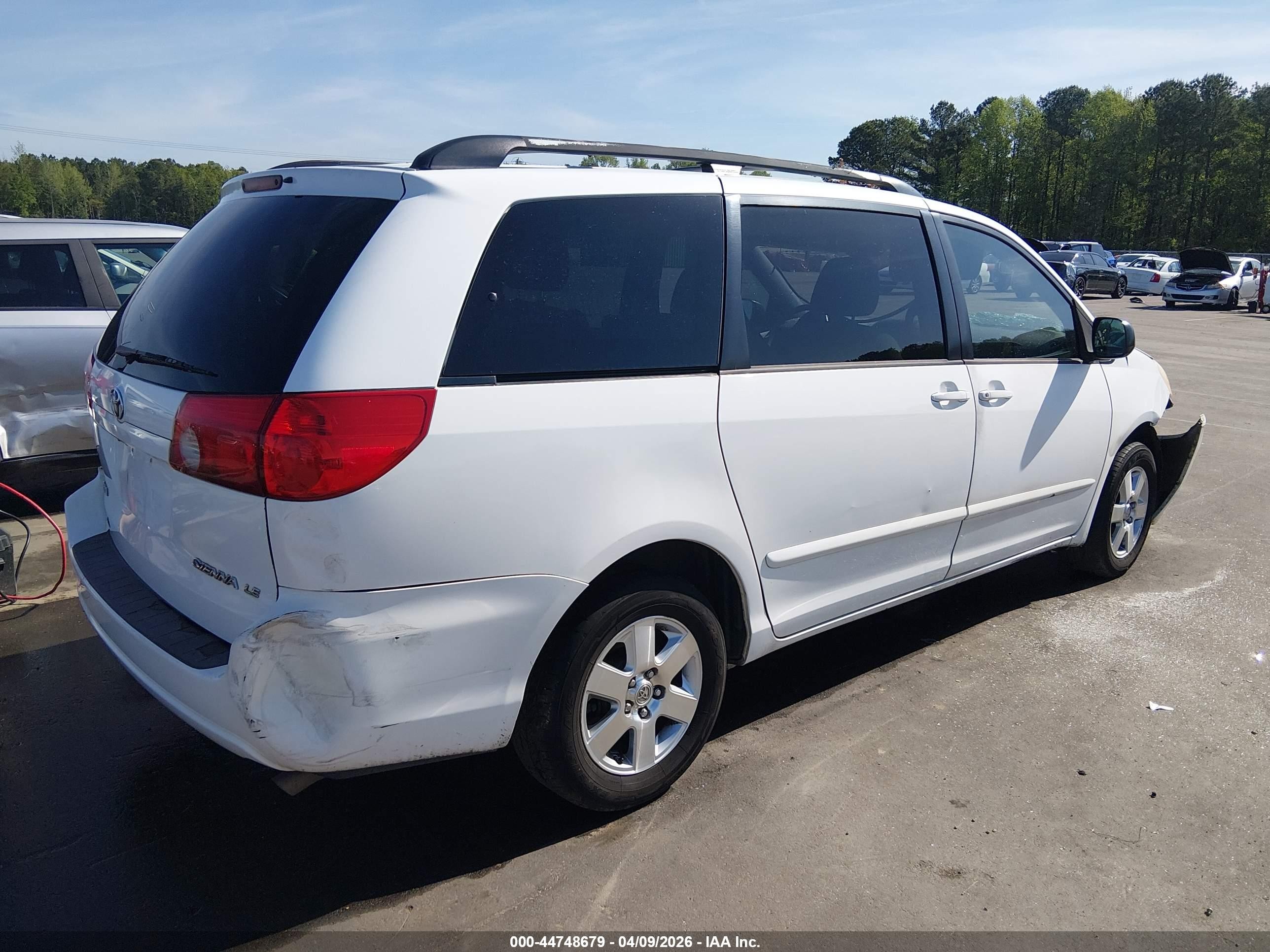 2010 Toyota Sienna Le White vin: 5TDKK4CC6AS335343