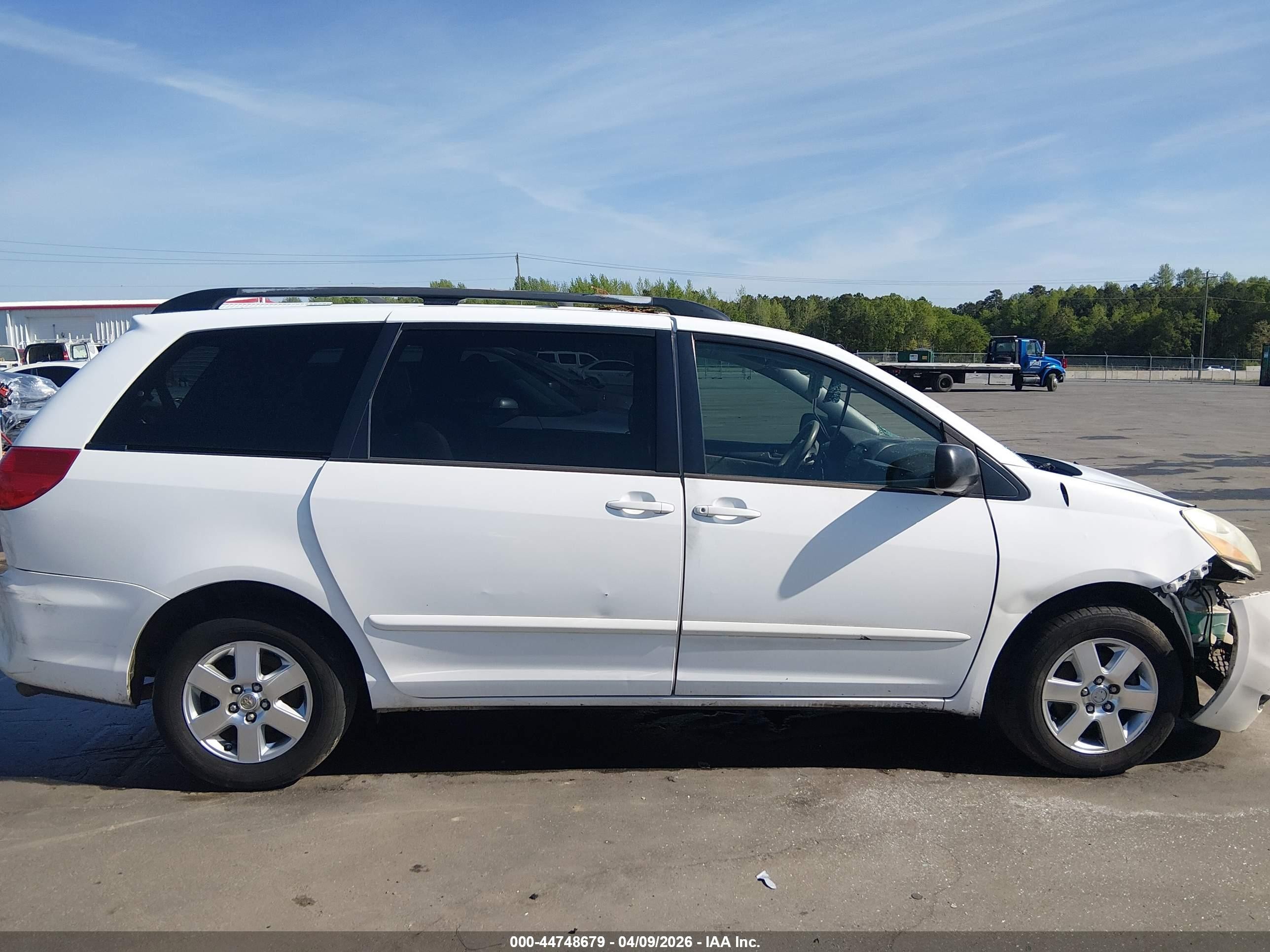 2010 Toyota Sienna Le White vin: 5TDKK4CC6AS335343