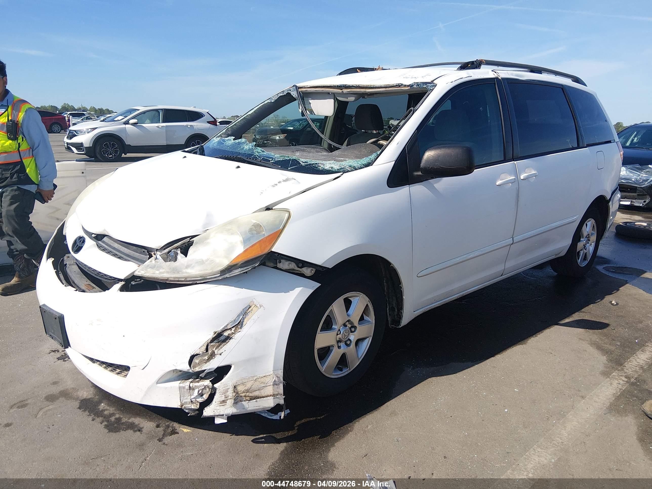 2010 Toyota Sienna Le White vin: 5TDKK4CC6AS335343