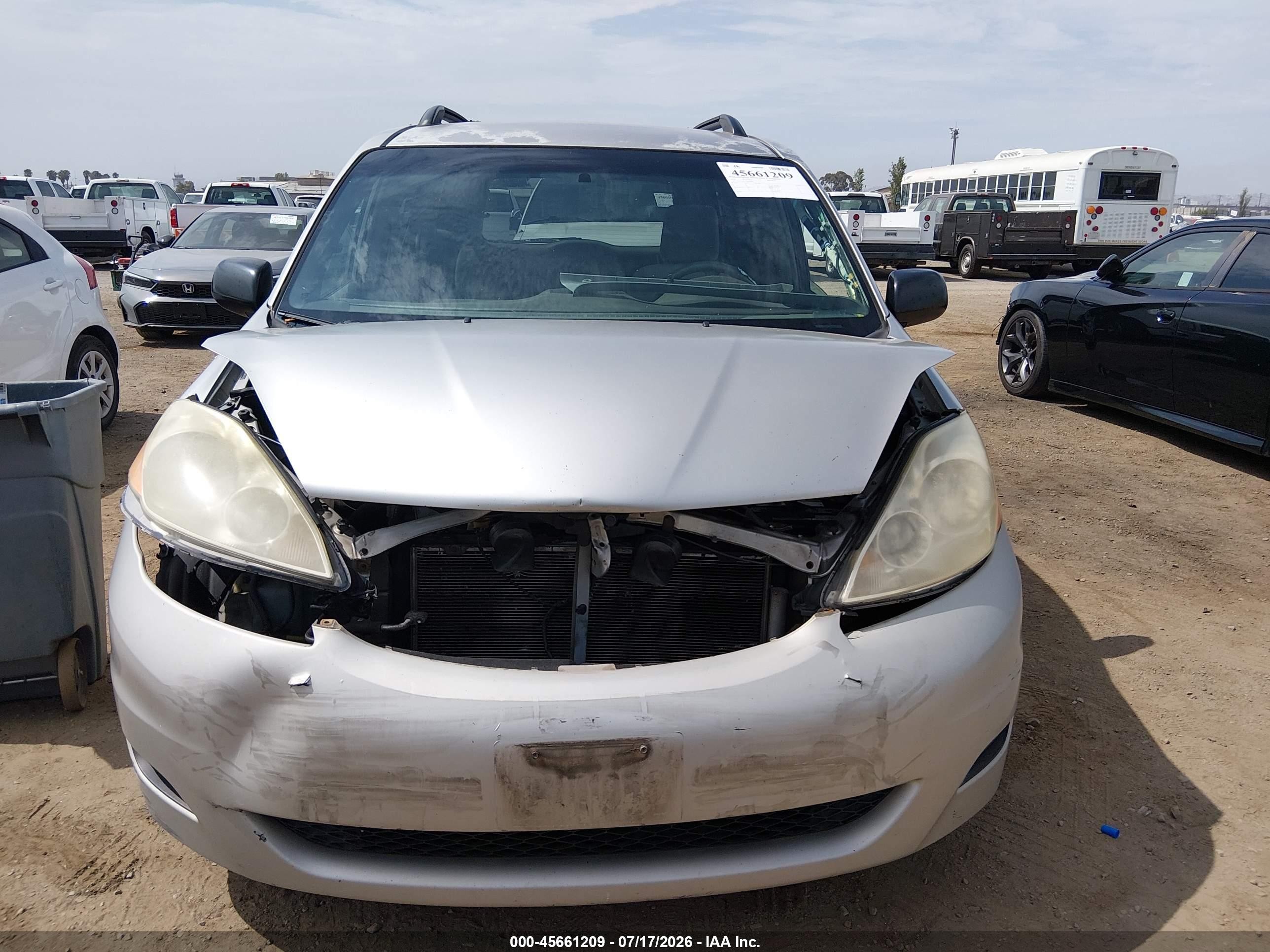 2010 Toyota Sienna Le Silver vin: 5TDKK4CC7AS308975
