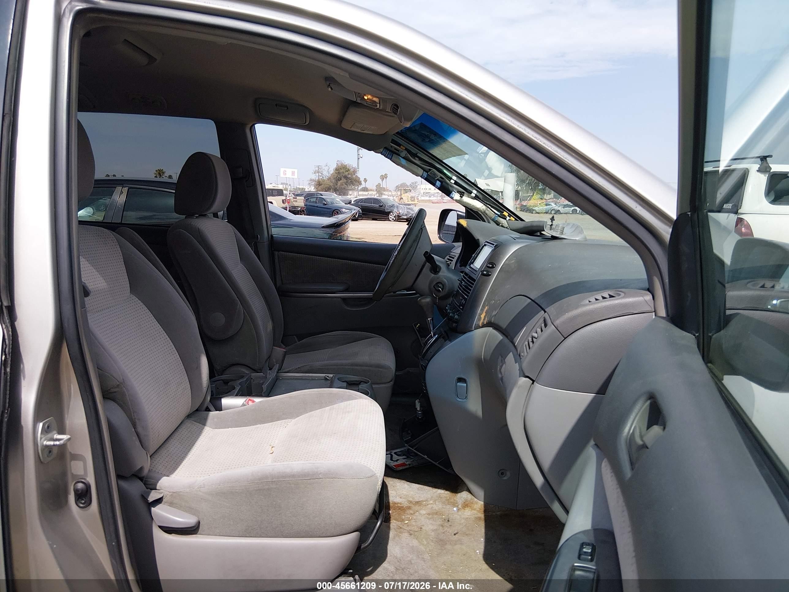 2010 Toyota Sienna Le Silver vin: 5TDKK4CC7AS308975