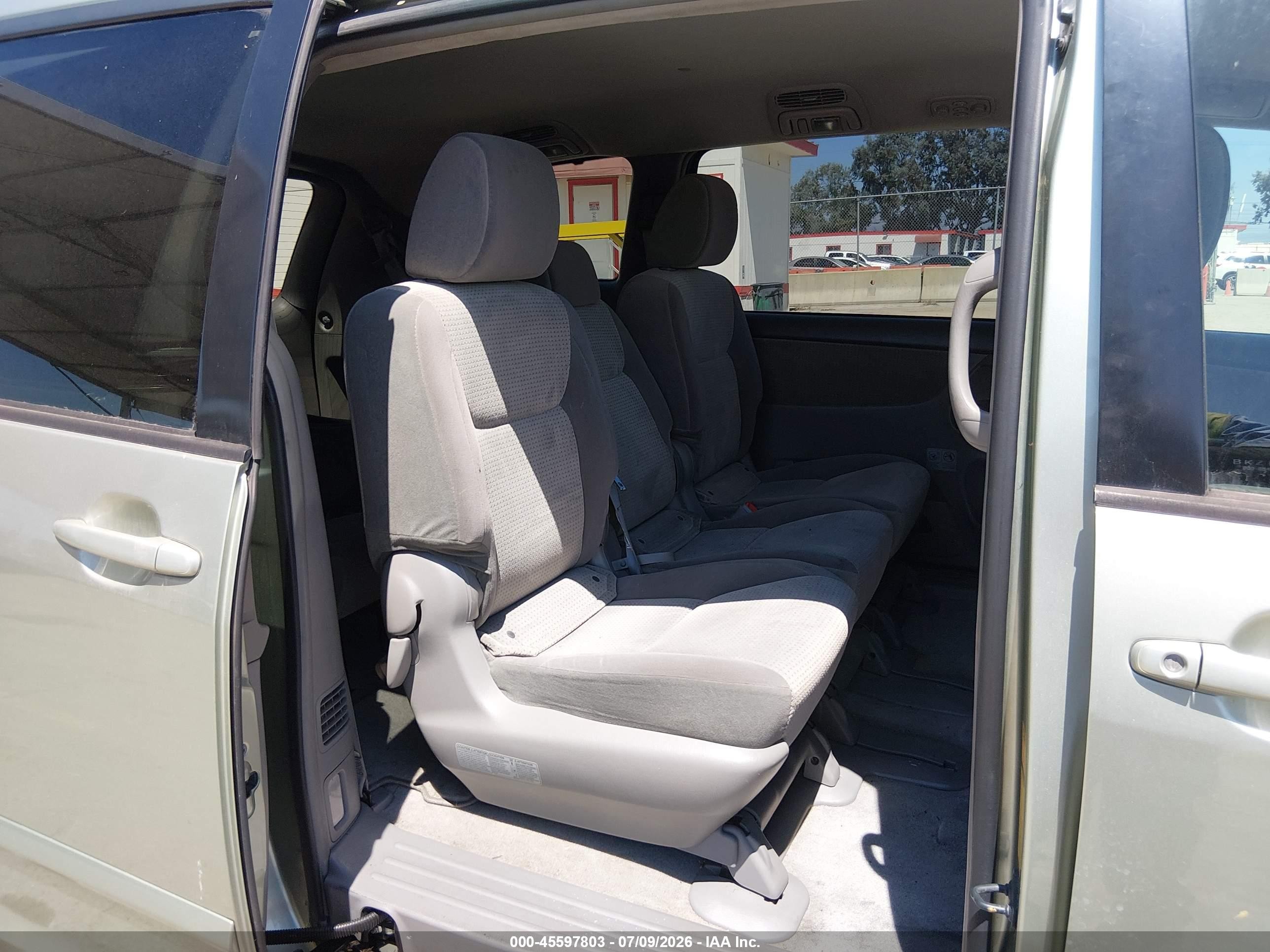 2010 Toyota Sienna Le Green vin: 5TDKK4CC7AS314677