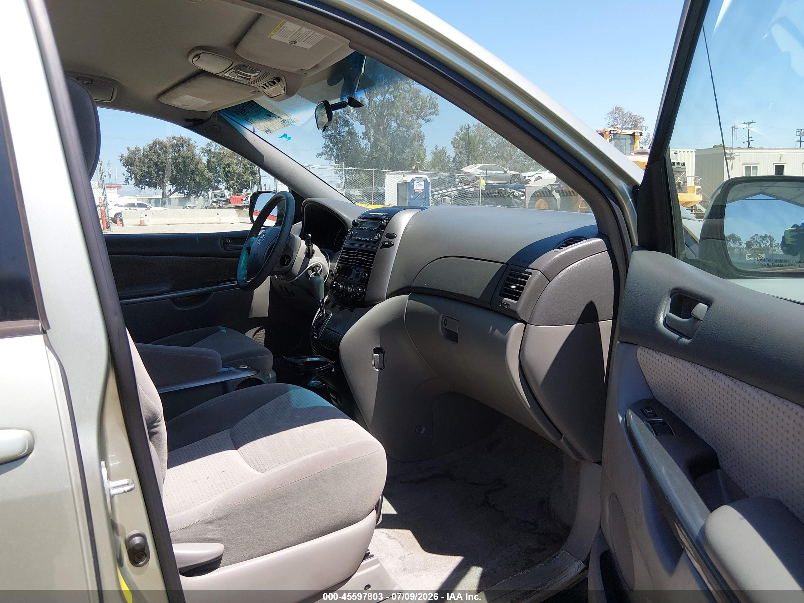 2010 Toyota Sienna Le Green vin: 5TDKK4CC7AS314677