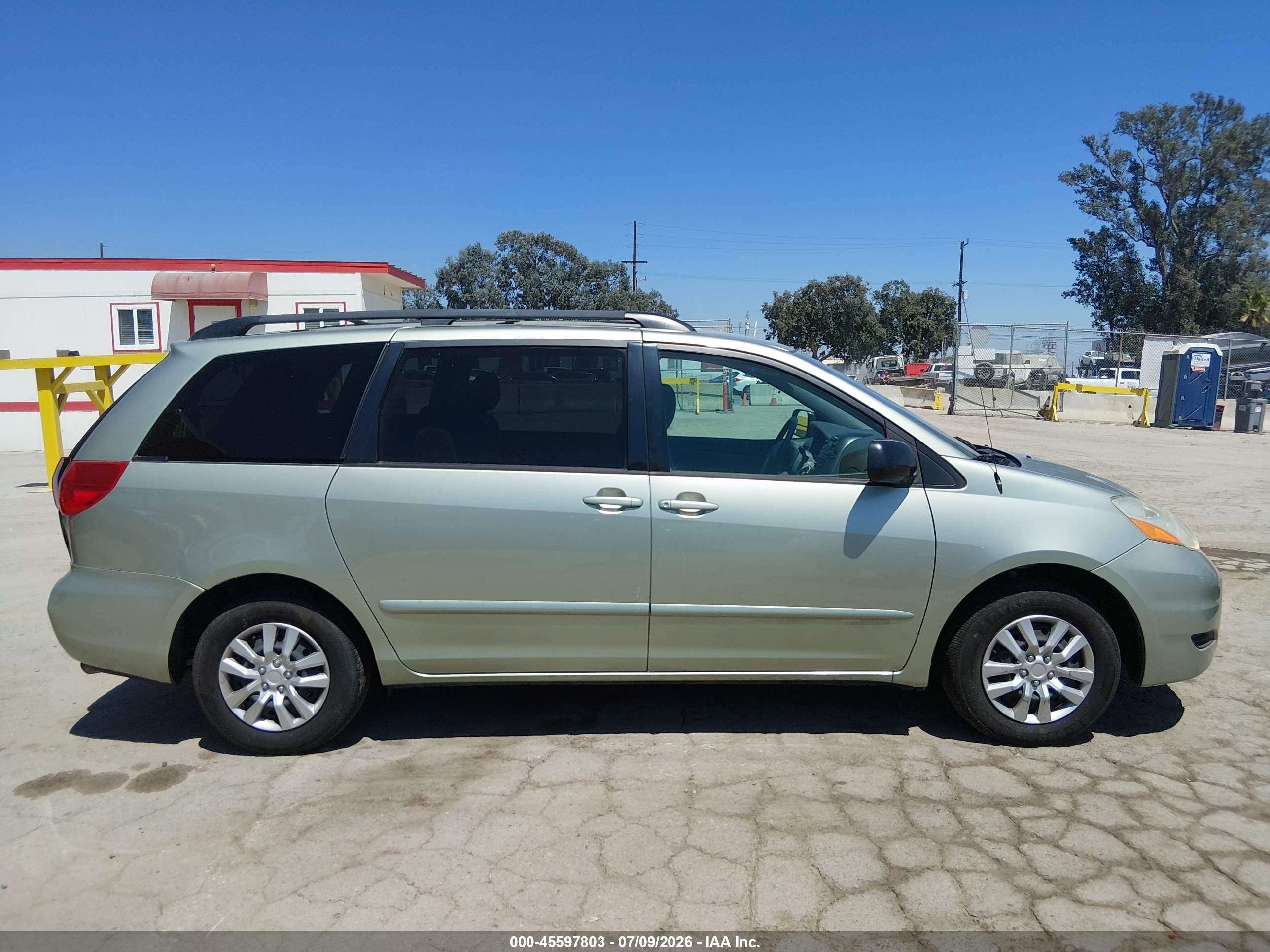 2010 Toyota Sienna Le Green vin: 5TDKK4CC7AS314677