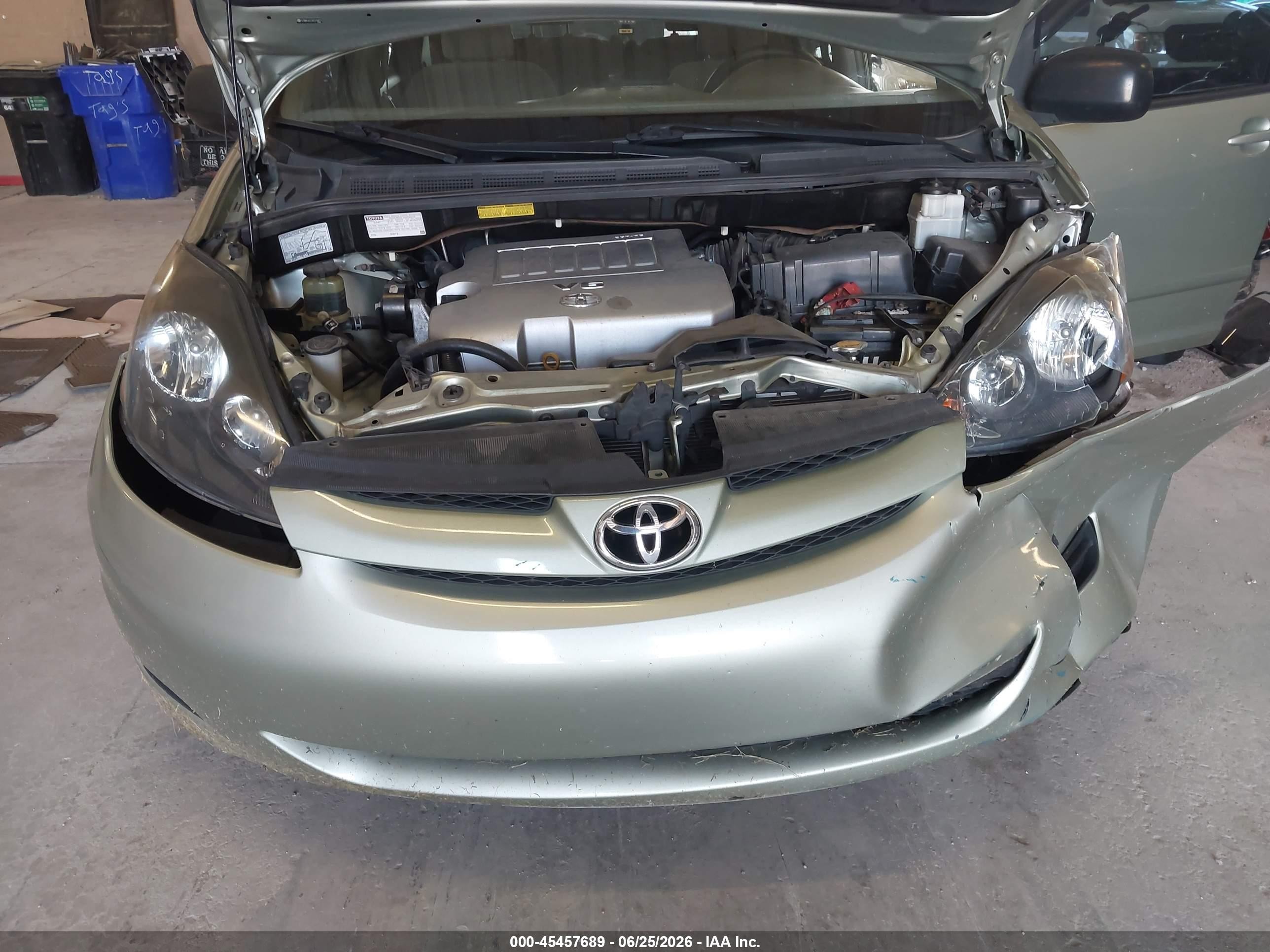 2010 Toyota Sienna Le Green vin: 5TDKK4CC7AS314811