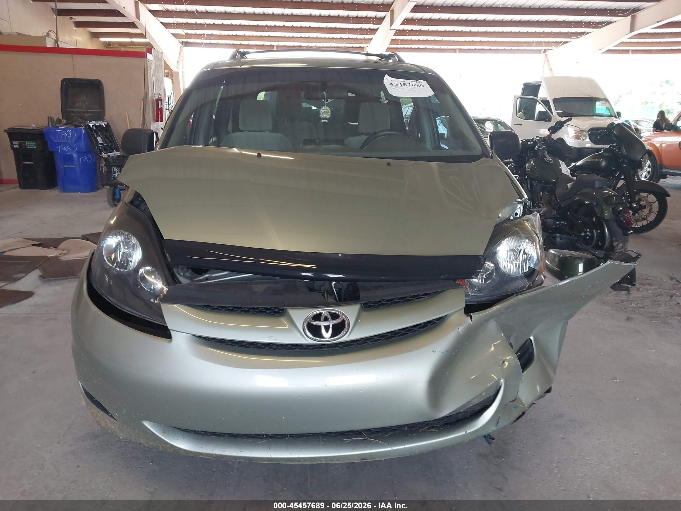 2010 Toyota Sienna Le Green vin: 5TDKK4CC7AS314811