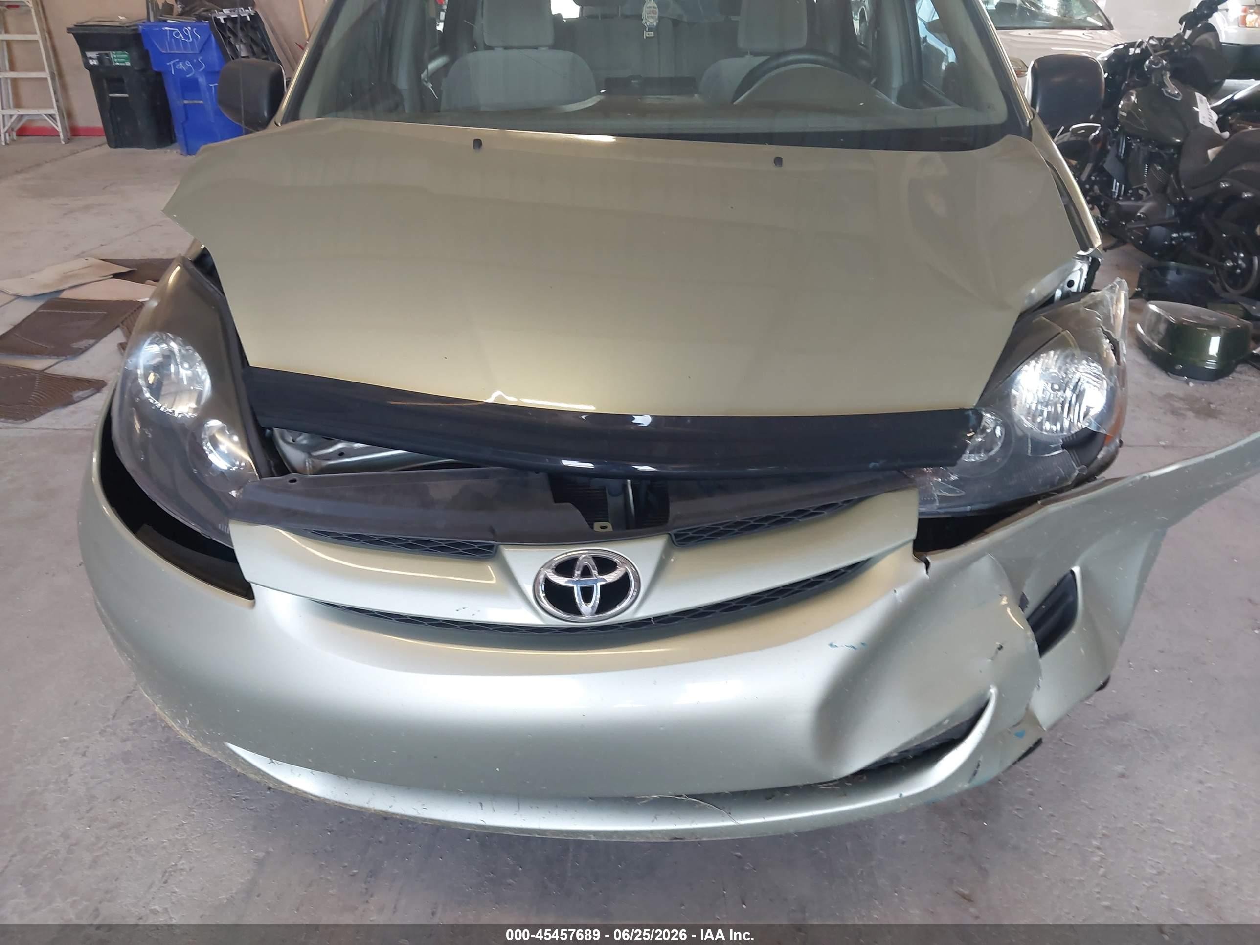 2010 Toyota Sienna Le Green vin: 5TDKK4CC7AS314811