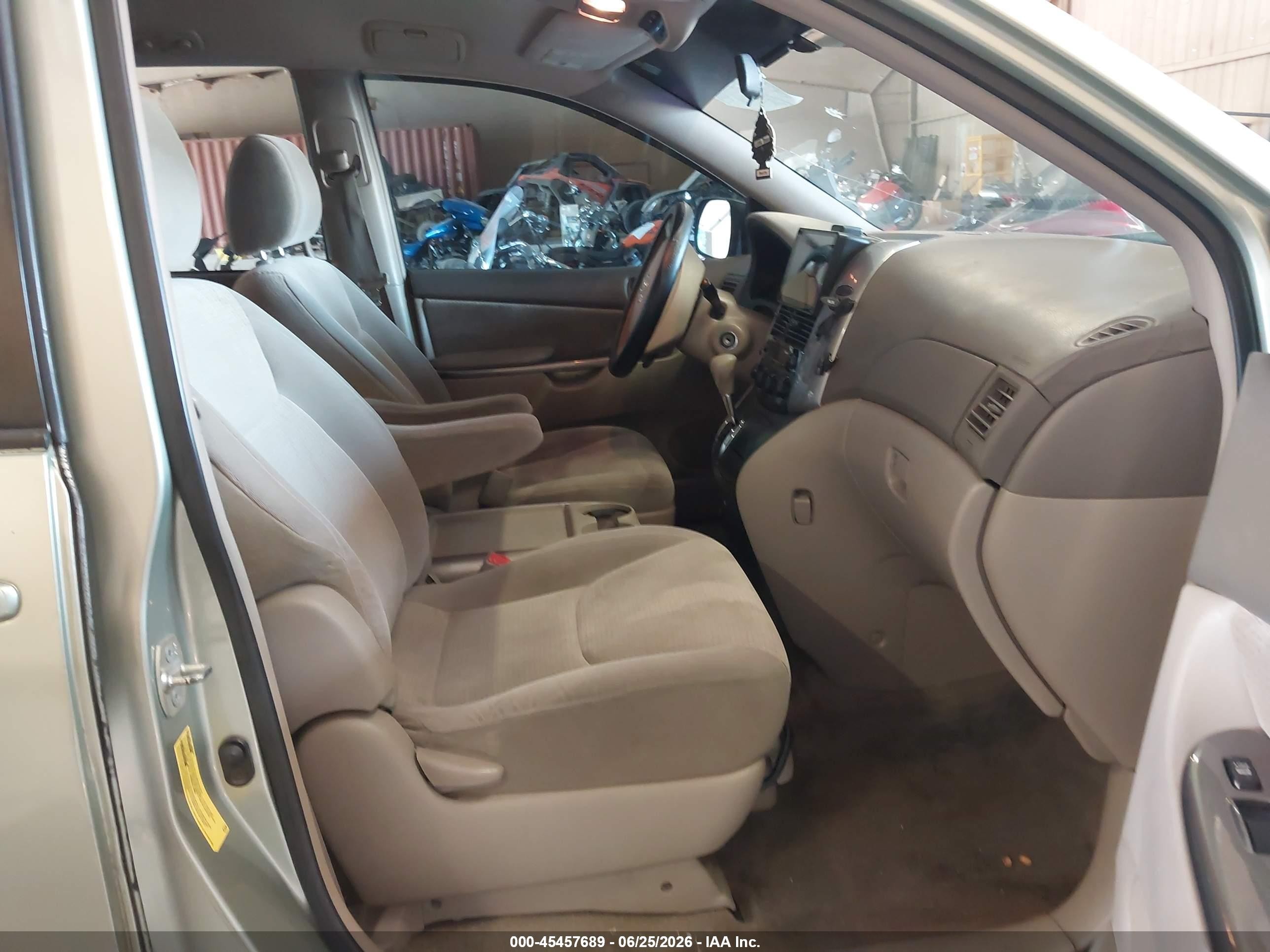 2010 Toyota Sienna Le Green vin: 5TDKK4CC7AS314811