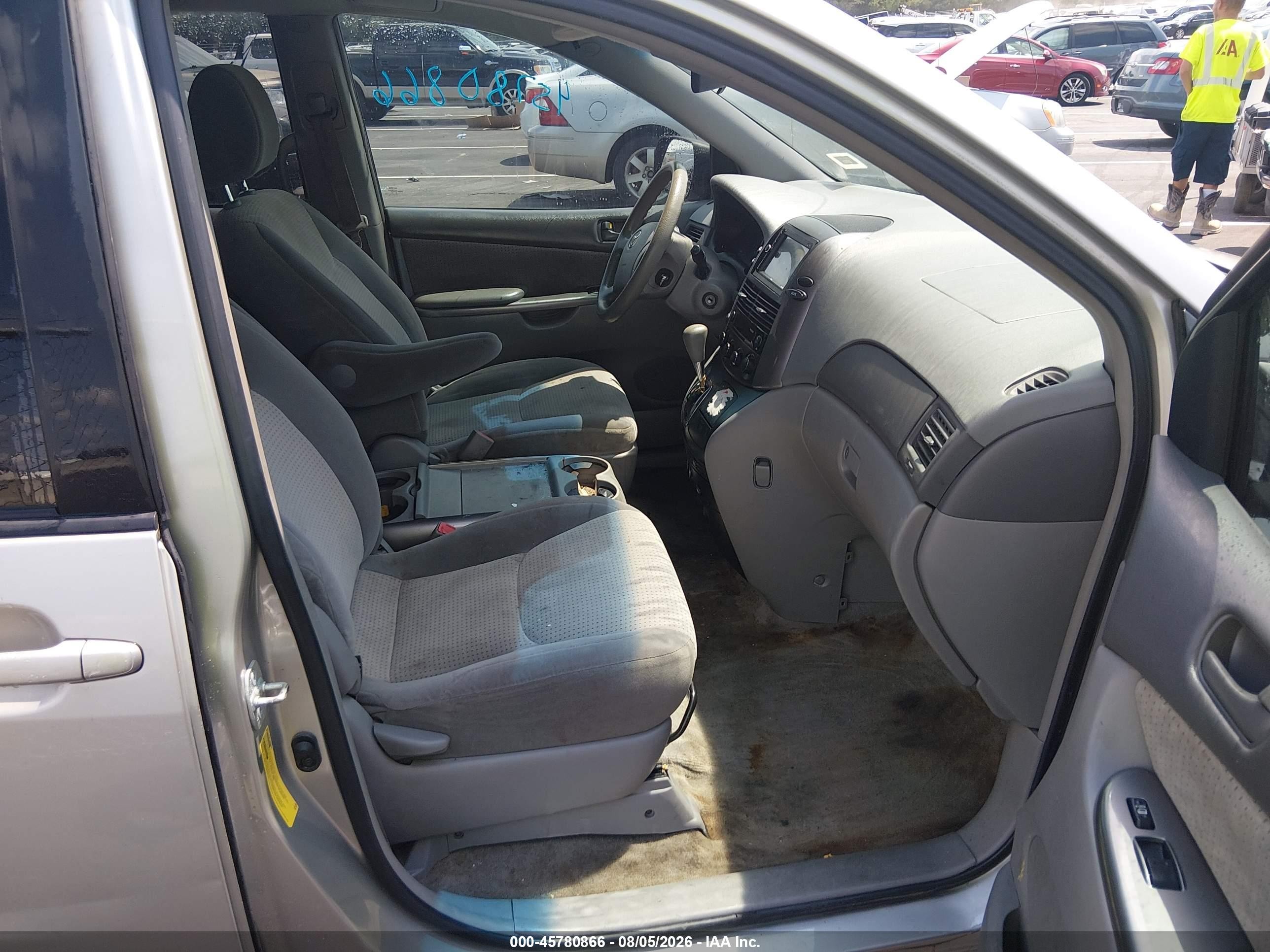 2010 Toyota Sienna Le Silver vin: 5TDKK4CC7AS337683