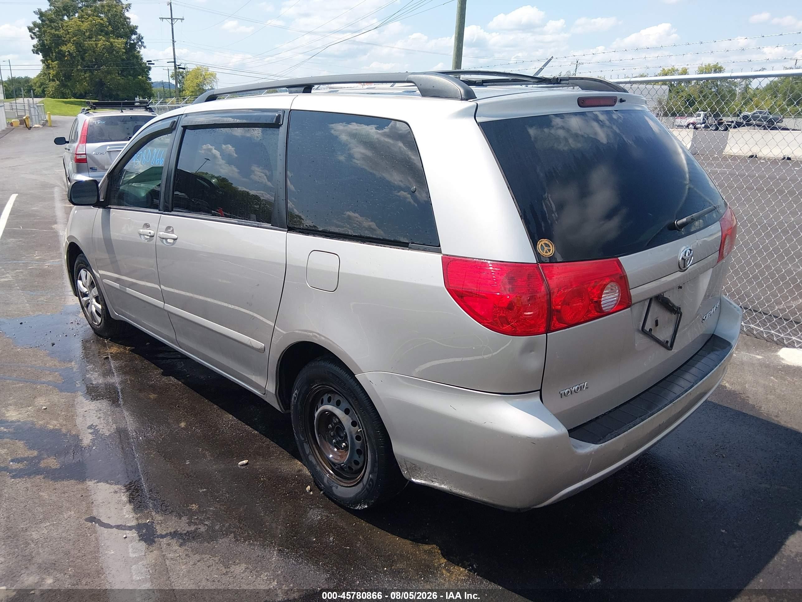2010 Toyota Sienna Le Silver vin: 5TDKK4CC7AS337683