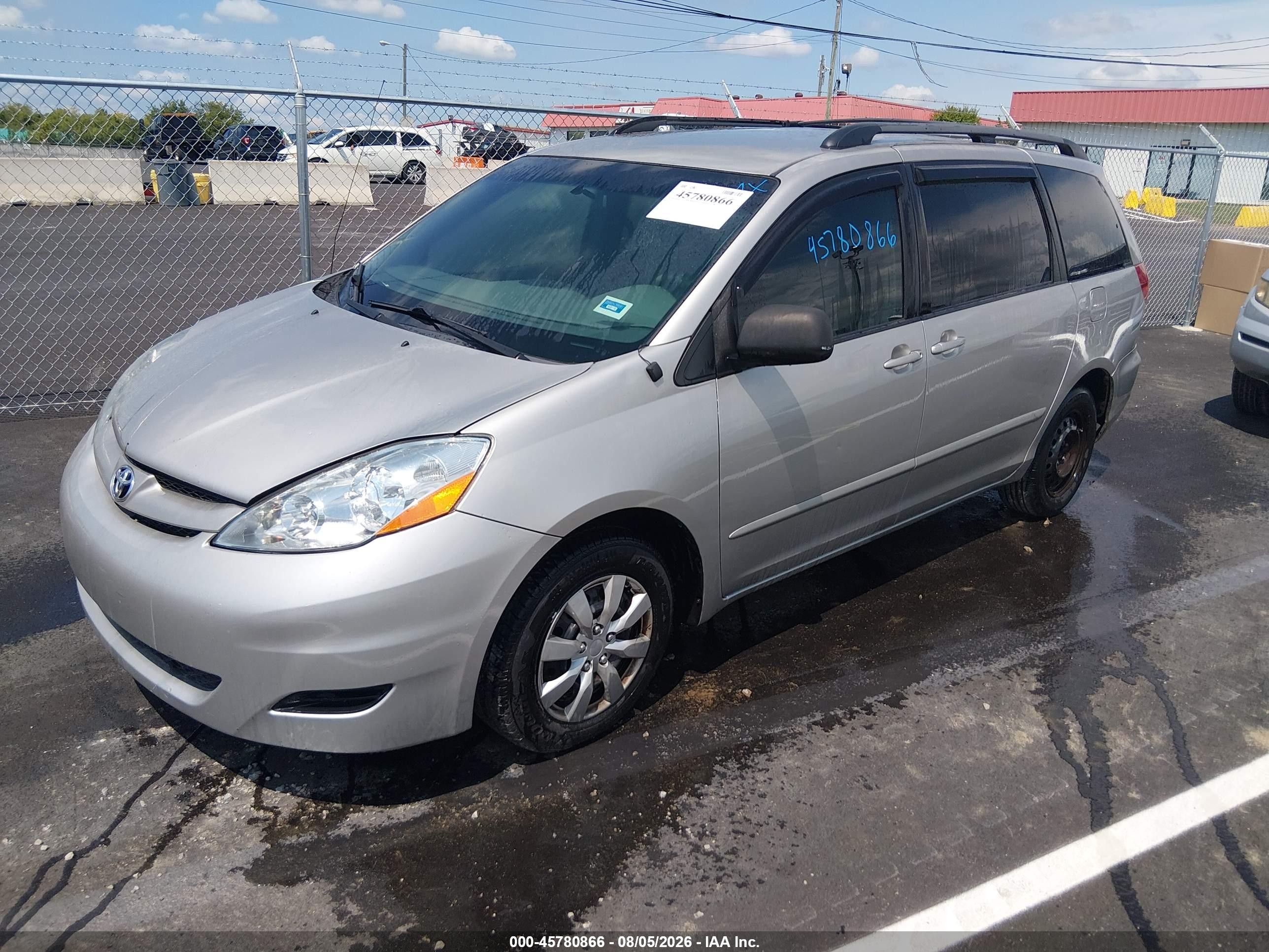 2010 Toyota Sienna Le Silver vin: 5TDKK4CC7AS337683