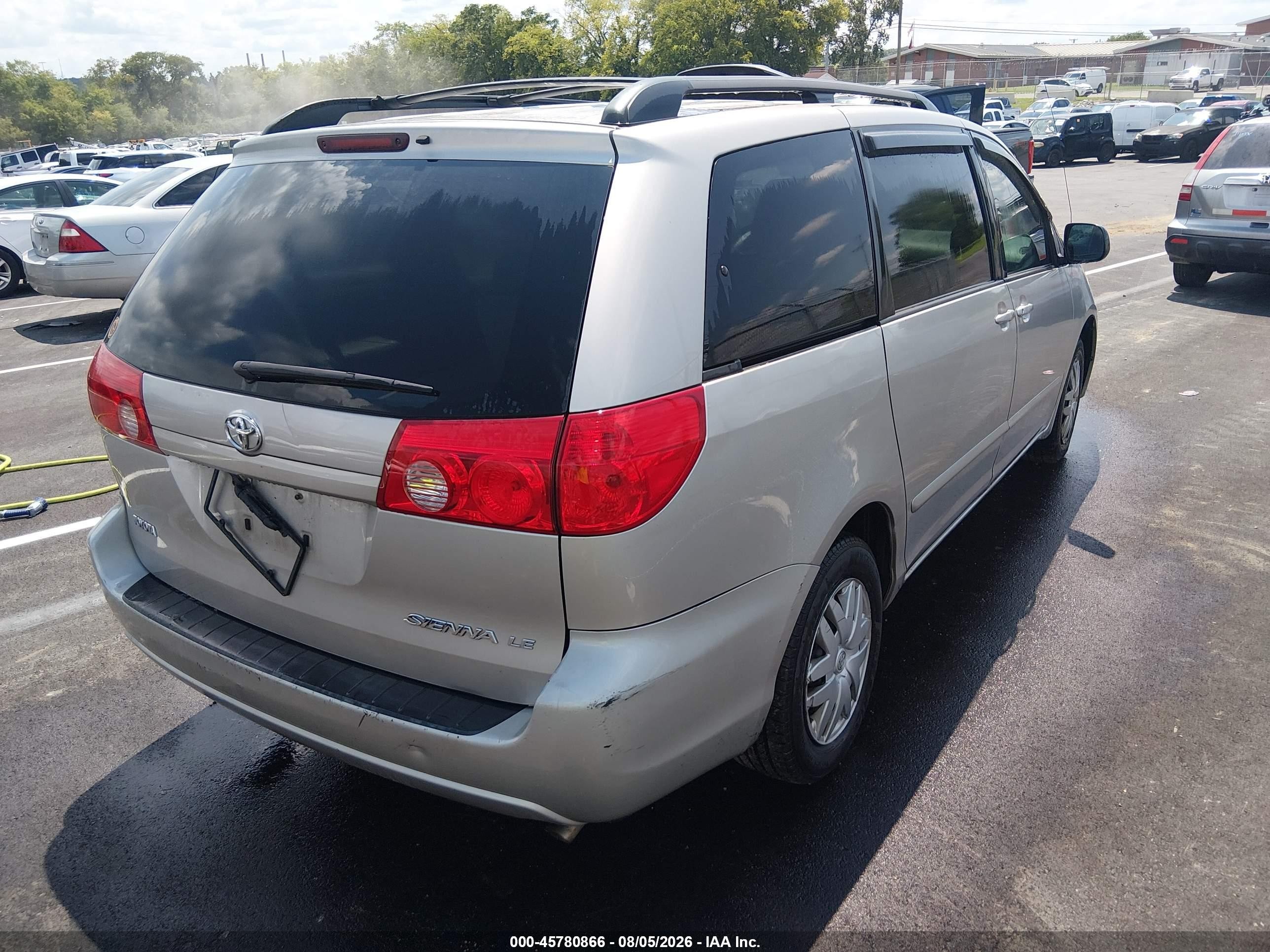 2010 Toyota Sienna Le Silver vin: 5TDKK4CC7AS337683