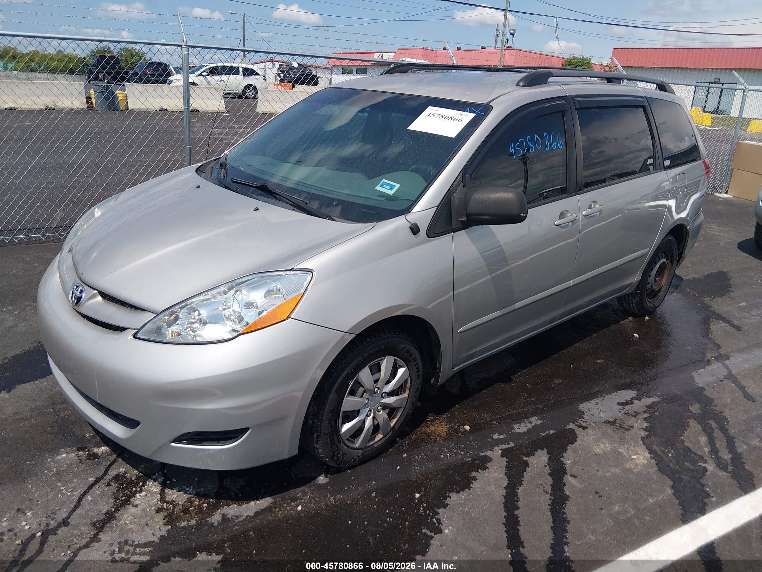 2010 Toyota Sienna Le Silver vin: 5TDKK4CC7AS337683