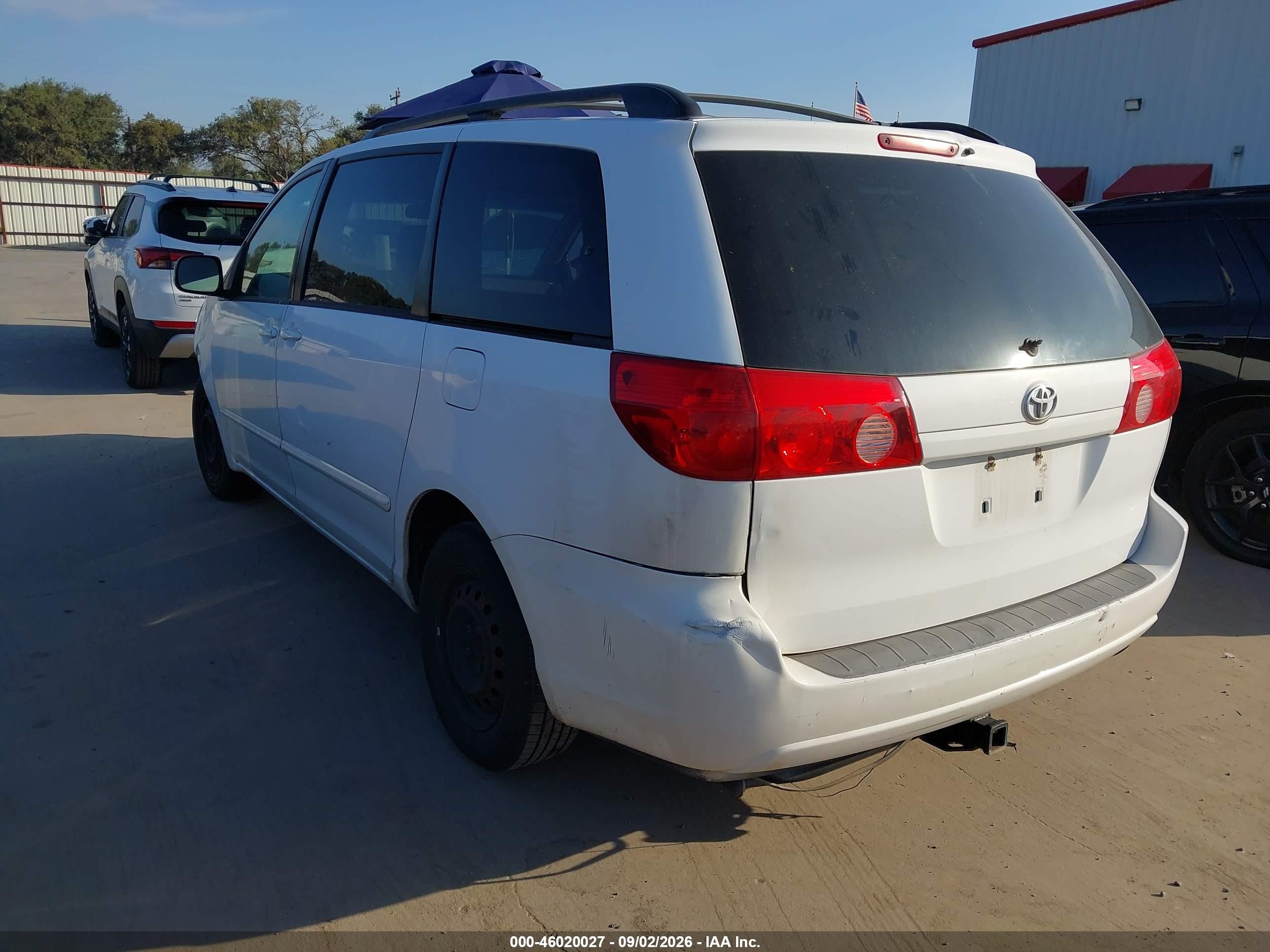2010 Toyota Sienna Le White vin: 5TDKK4CC8AS308953