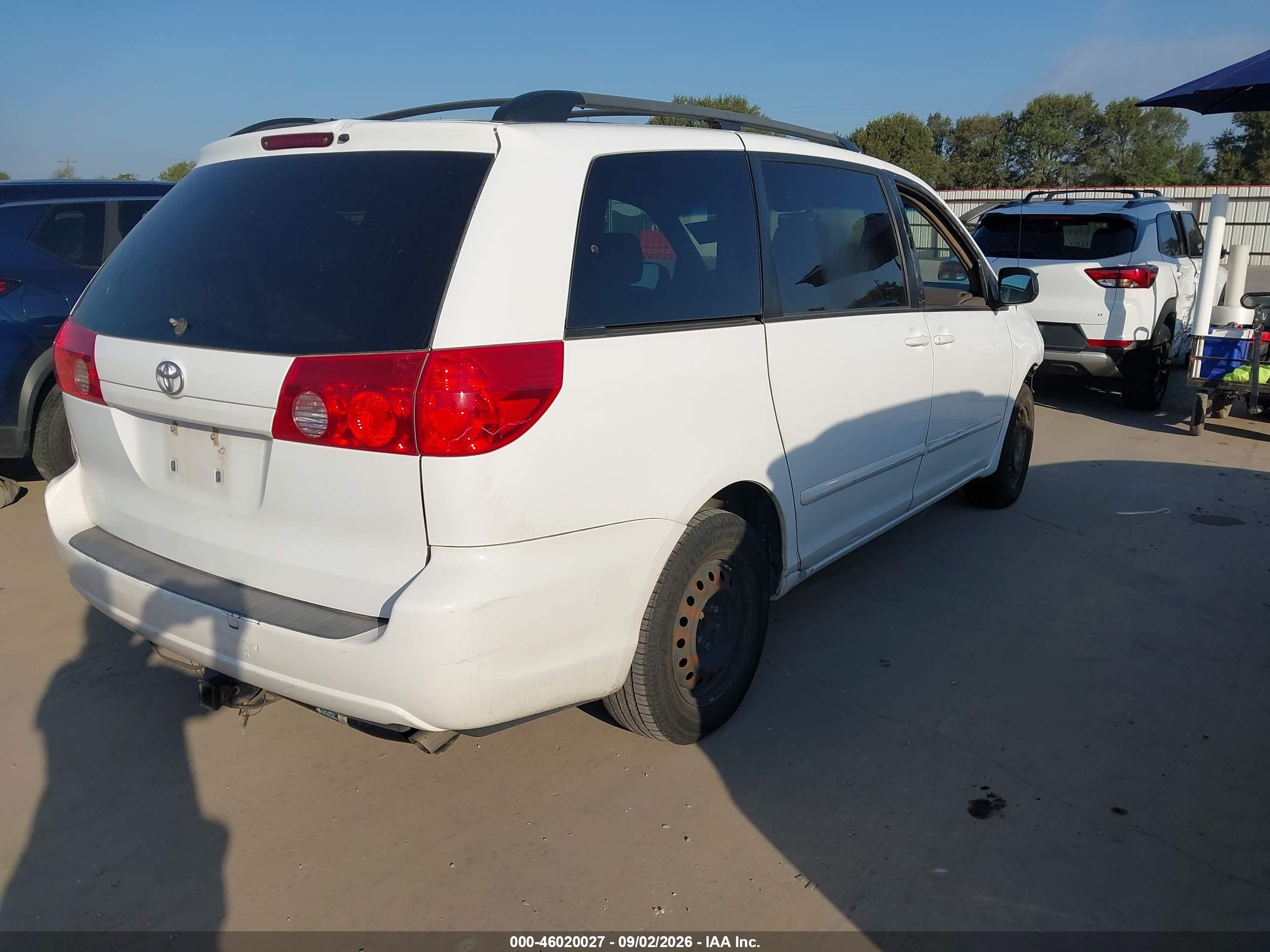2010 Toyota Sienna Le White vin: 5TDKK4CC8AS308953
