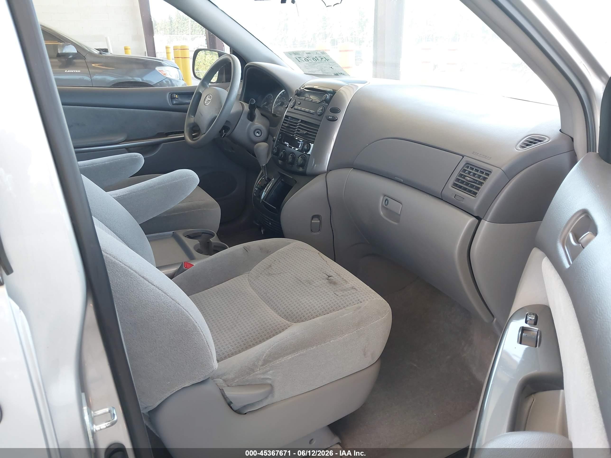 2010 Toyota Sienna Ce Silver vin: 5TDKK4CC8AS316521