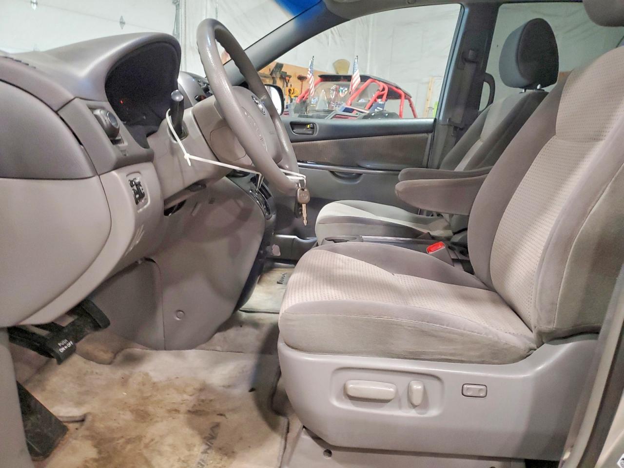 2010 Toyota Sienna Le 7-passenger Silver vin: 5TDKK4CC8AS316857