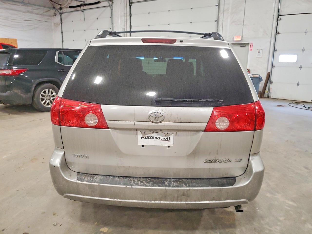 2010 Toyota Sienna Le 7-passenger Silver vin: 5TDKK4CC8AS316857
