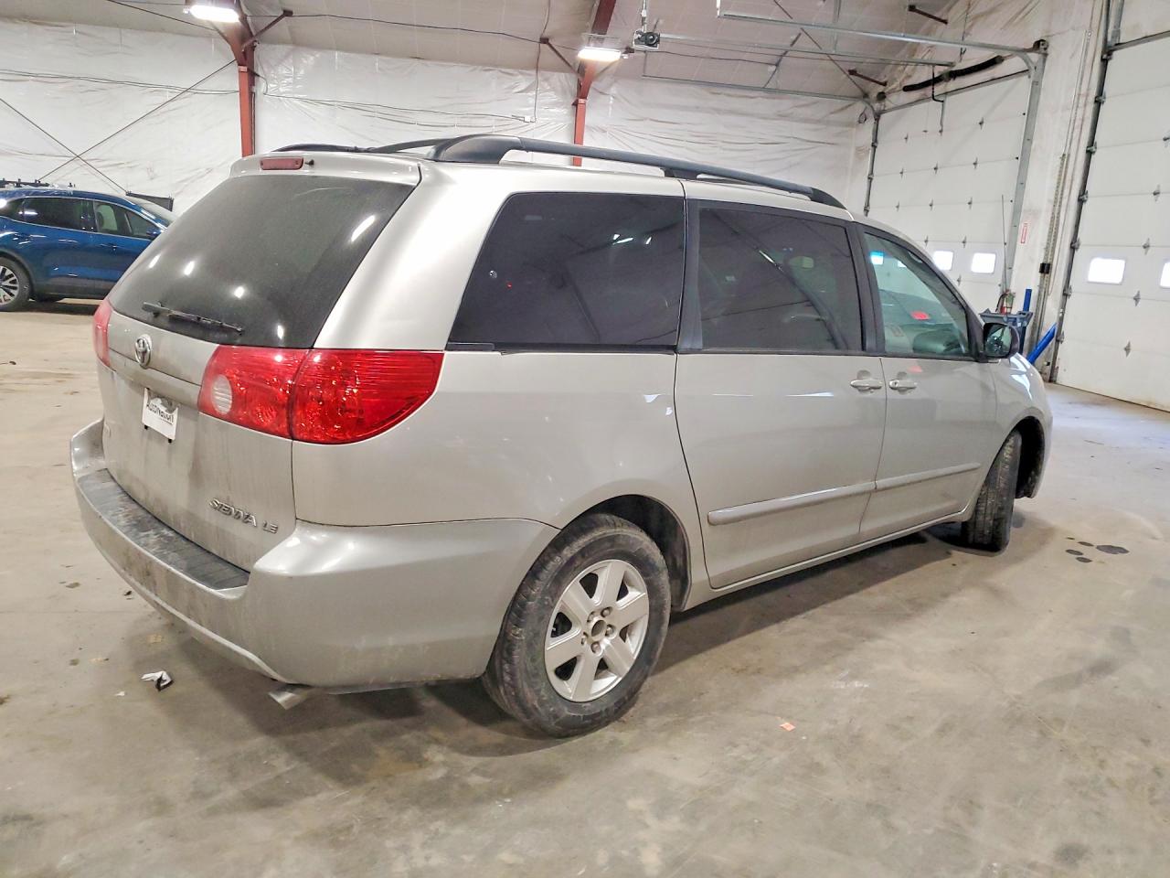 2010 Toyota Sienna Le 7-passenger Silver vin: 5TDKK4CC8AS316857
