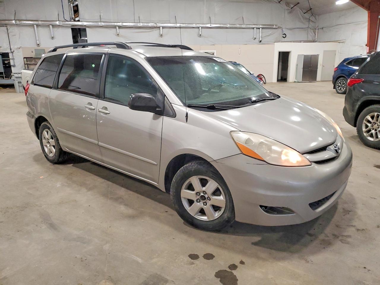 2010 Toyota Sienna Le 7-passenger Silver vin: 5TDKK4CC8AS316857