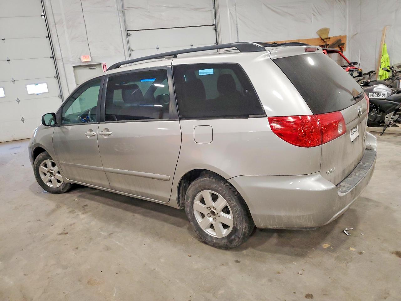 2010 Toyota Sienna Le 7-passenger Silver vin: 5TDKK4CC8AS316857