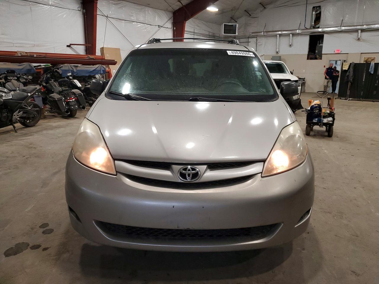 2010 Toyota Sienna Le 7-passenger Silver vin: 5TDKK4CC8AS316857