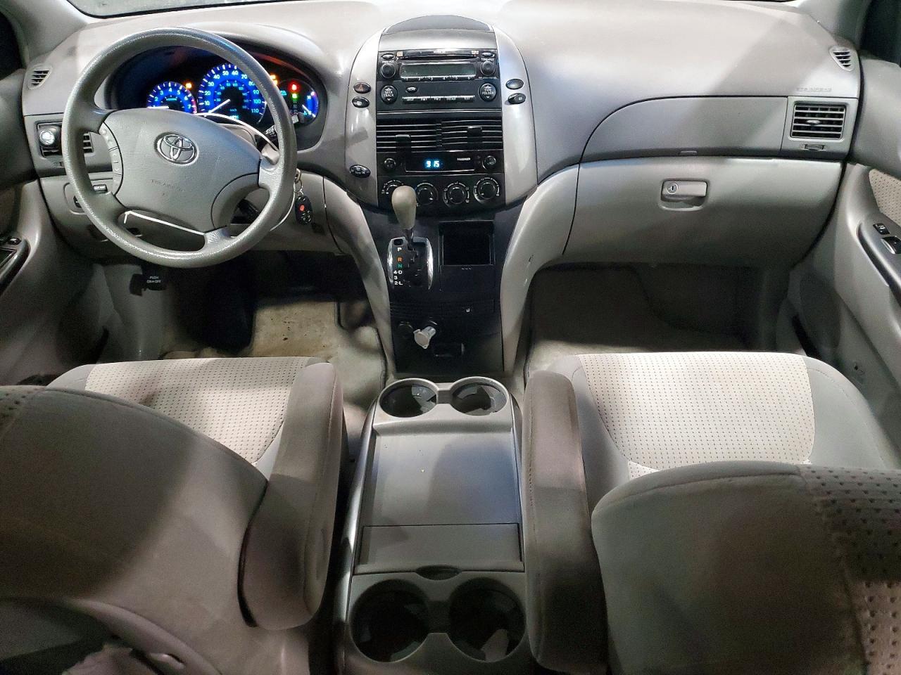 2010 Toyota Sienna Le 7-passenger Silver vin: 5TDKK4CC8AS316857